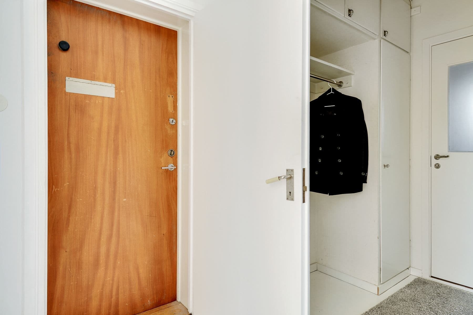Hall med garderobsvägg