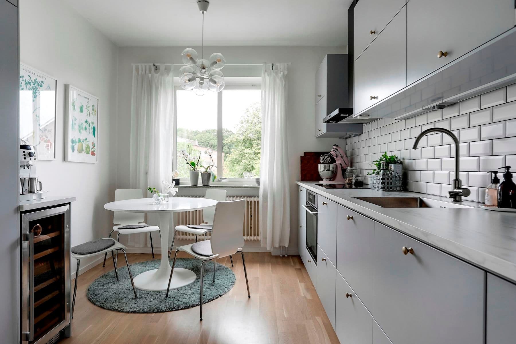 Stort kök med gott om plats för större matbord