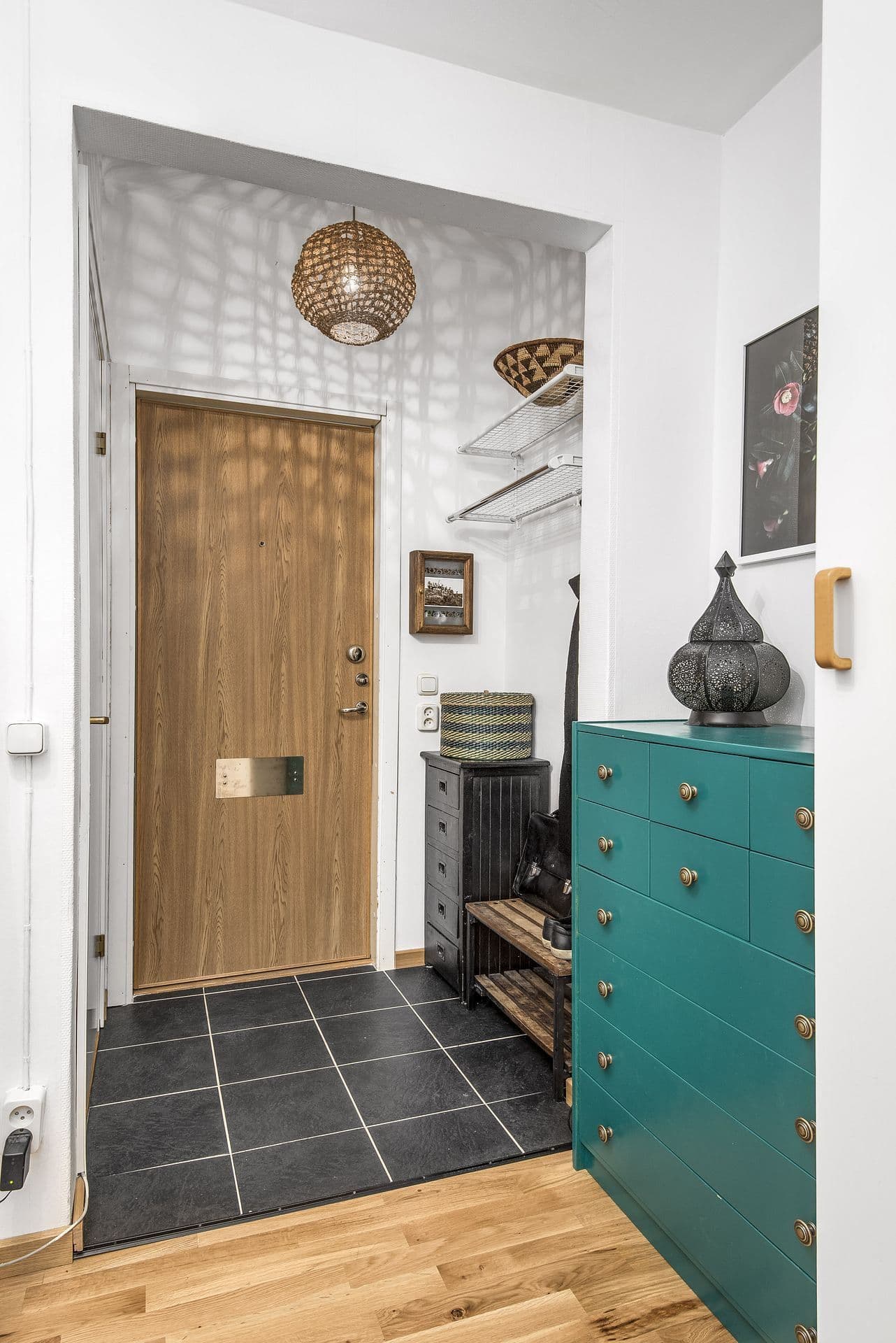 Välkomnande hall med avhängningsmöjligheter
