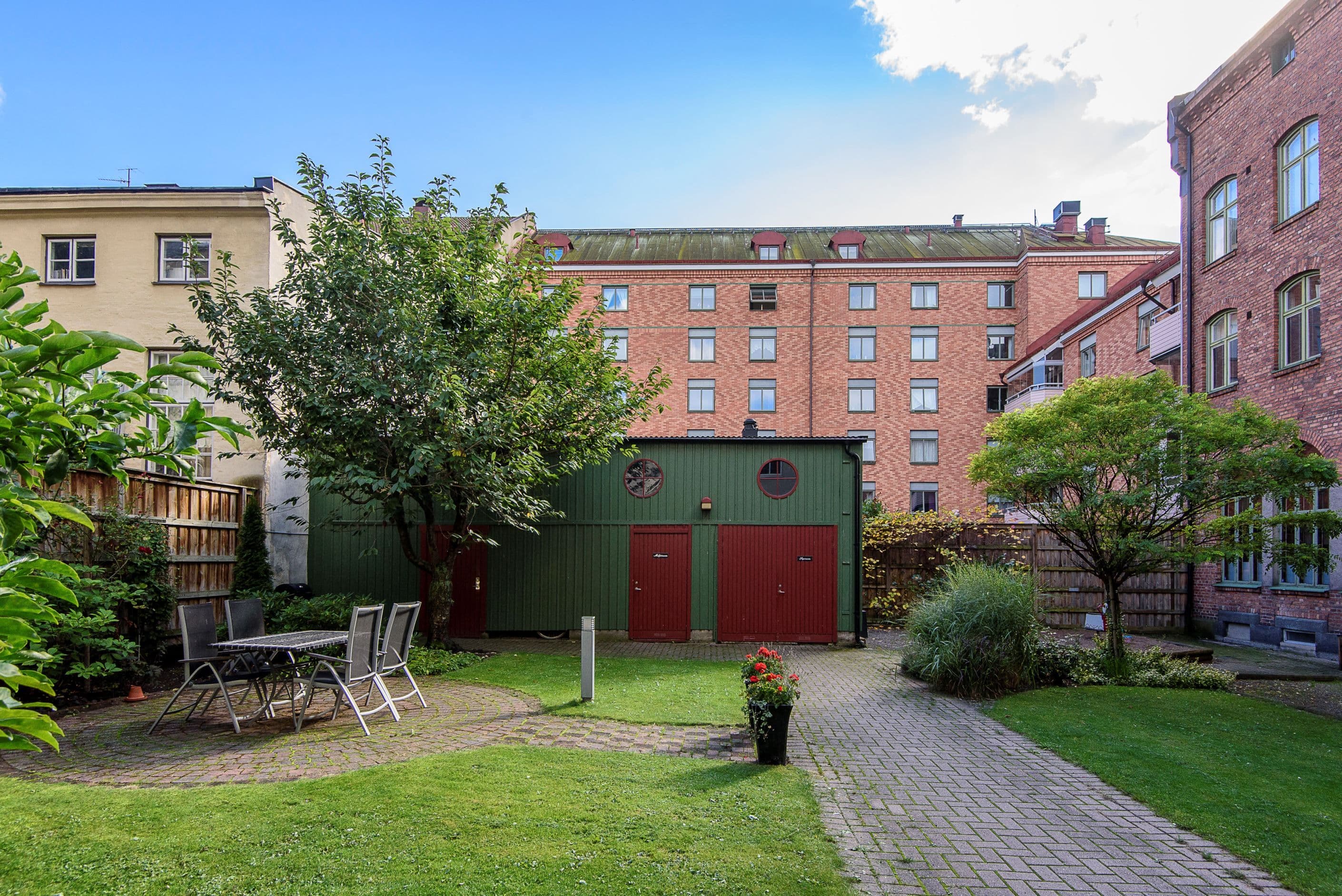 Sluten grönskande innergård