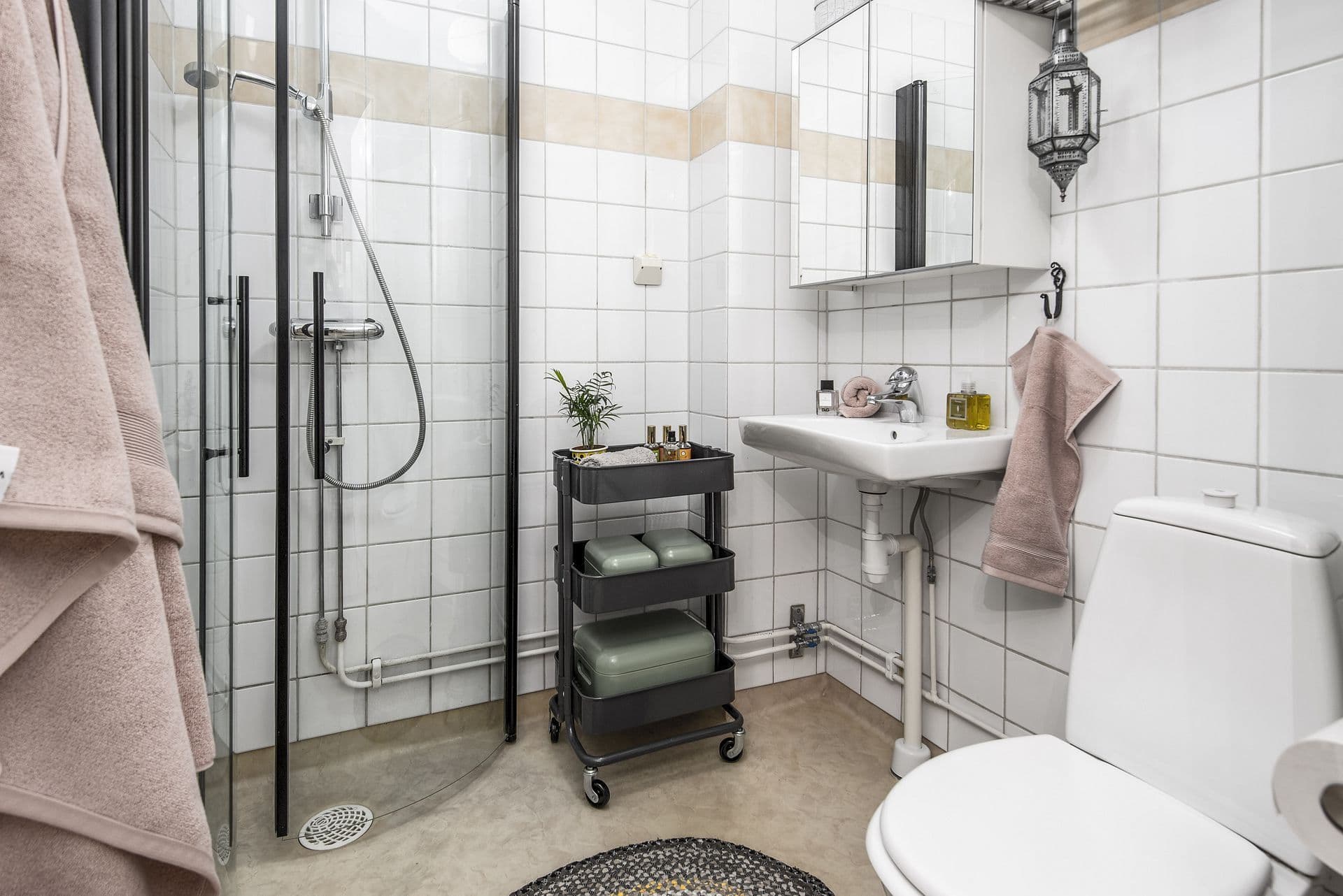Fräscht kaklat badrum med dusch