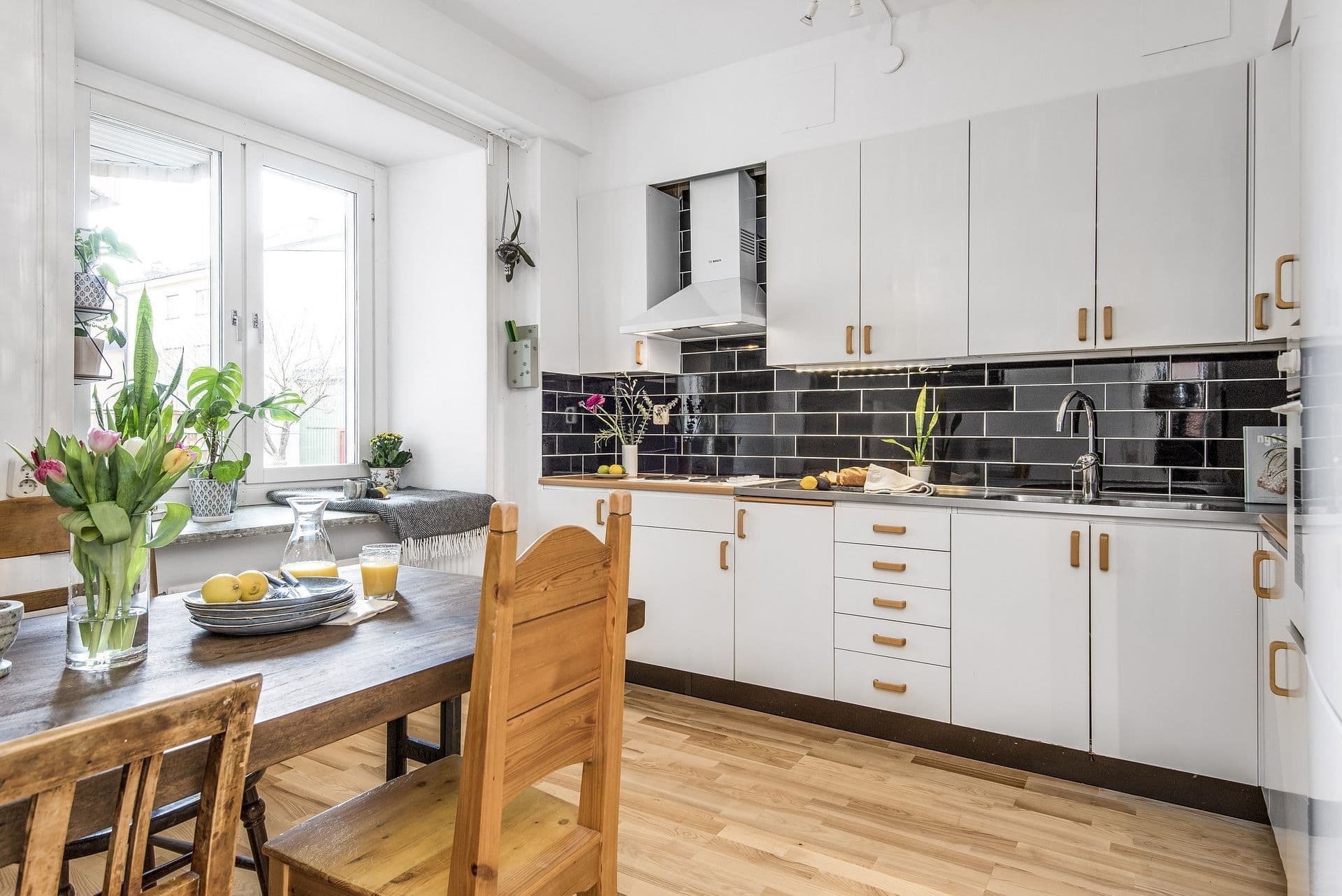 Modernt kök med plats för större matbord