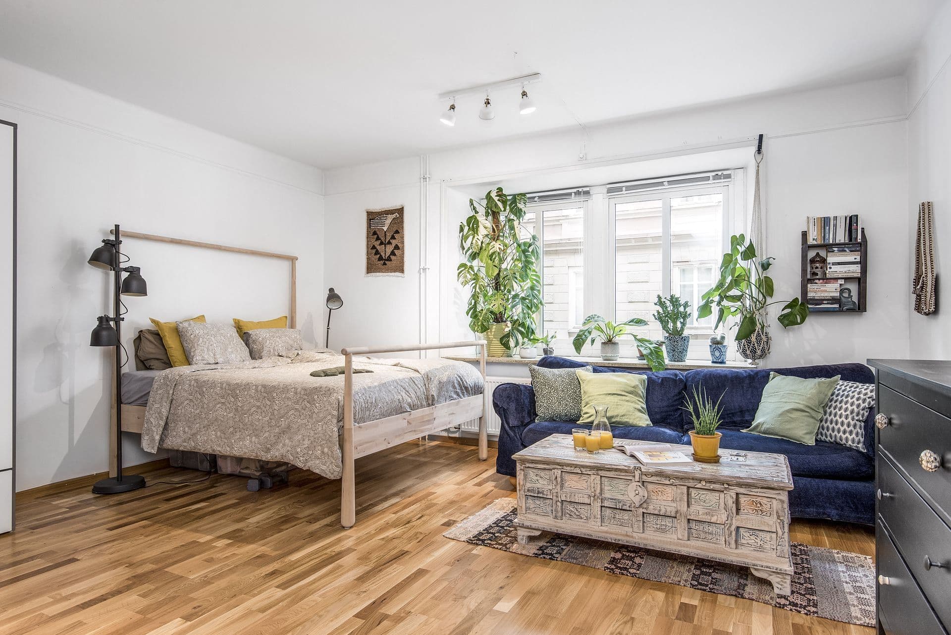 Rymligt allrum med plats för både säng, soffmöblemang och kontorsdel