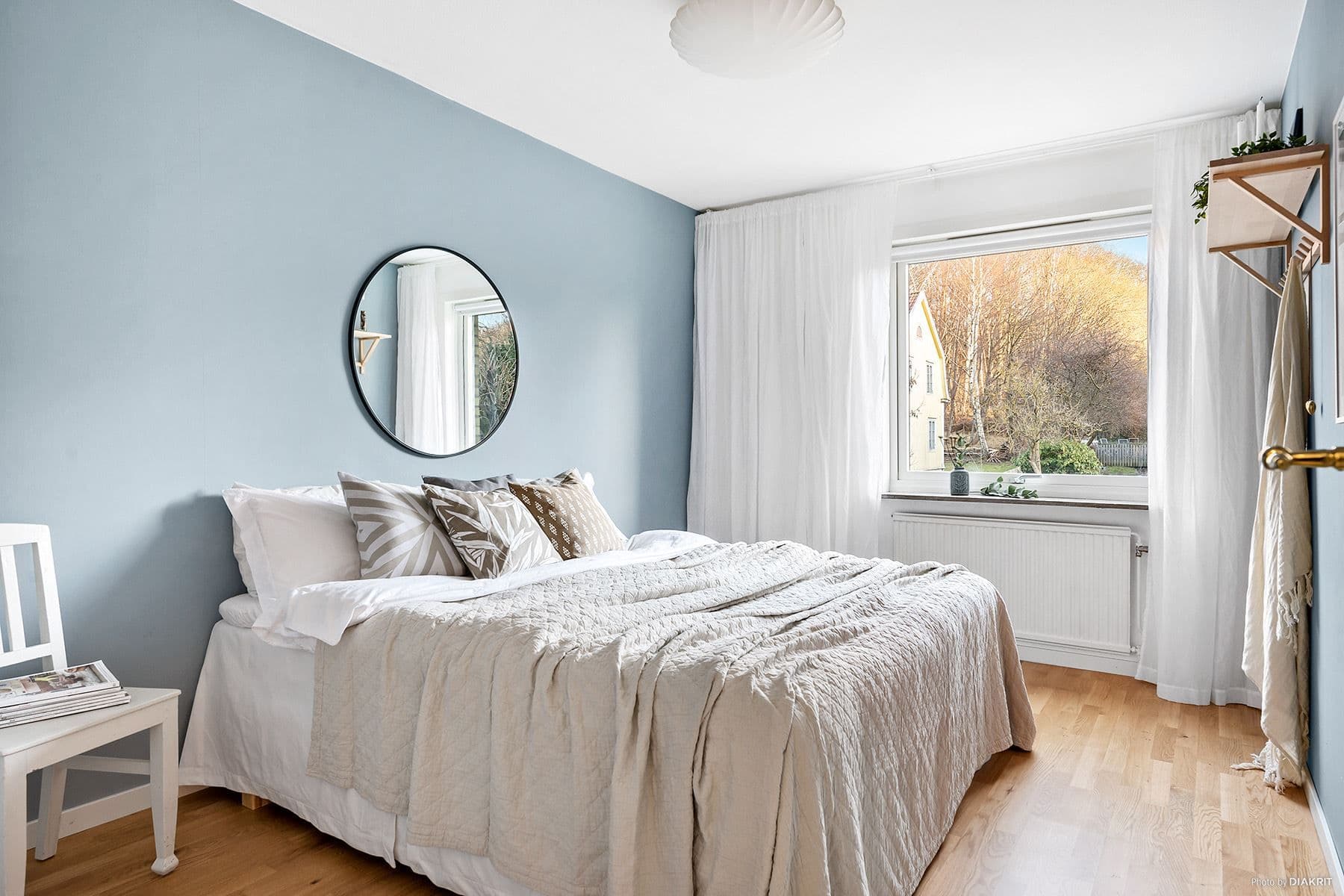 Master bedroom som enkelt rymmer dubbelsäng och ytterligare förvaring om så önskas