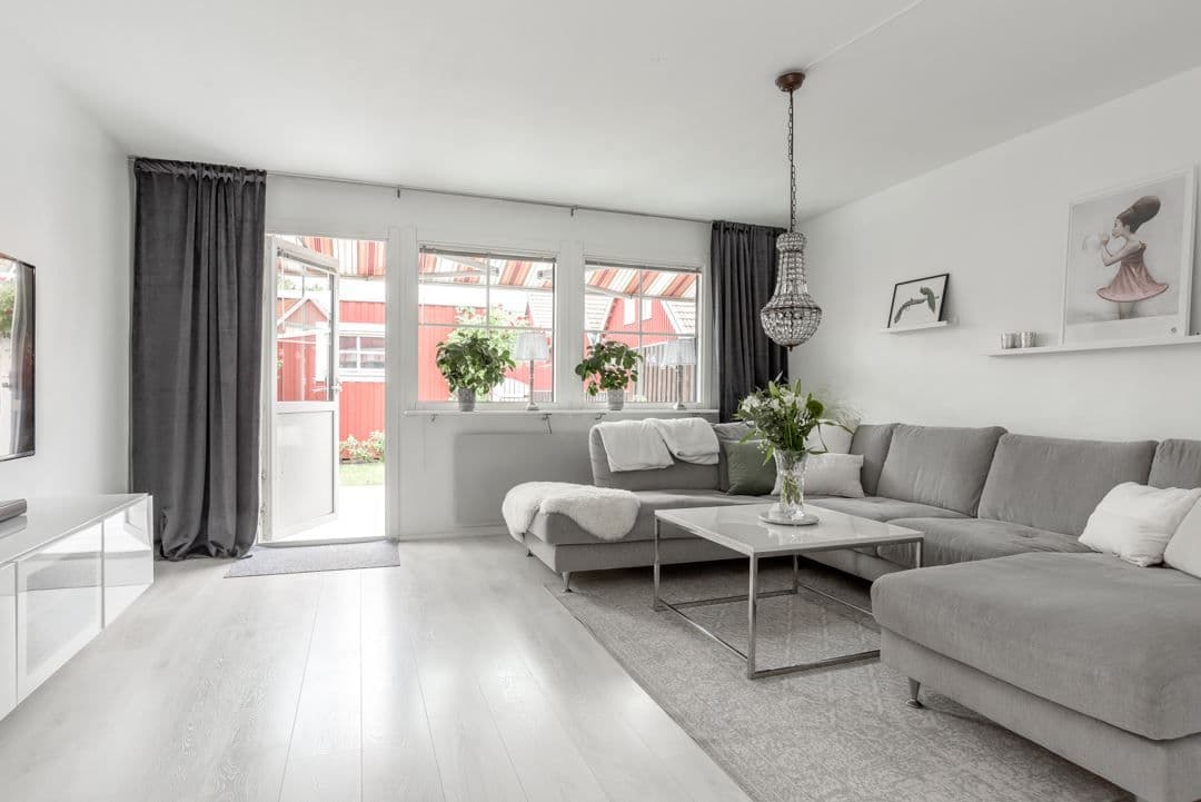 Utgång mot uteplats och trädgård