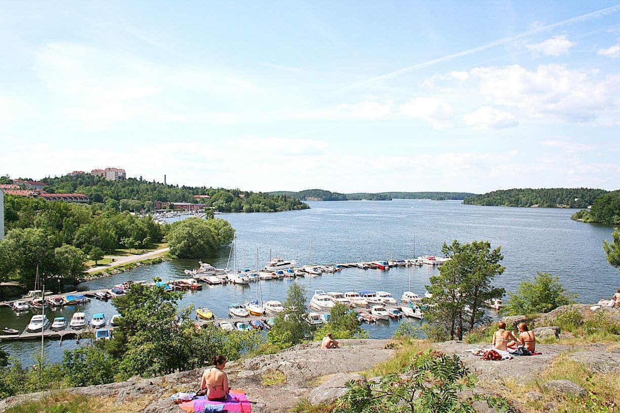Härliga badklippor ovanför Hägerstenshamnen