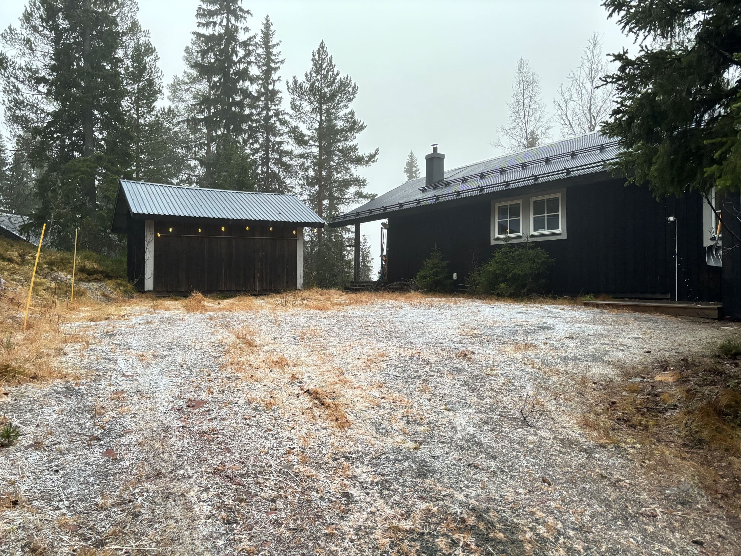 Huset, förrådet och parkeringen
