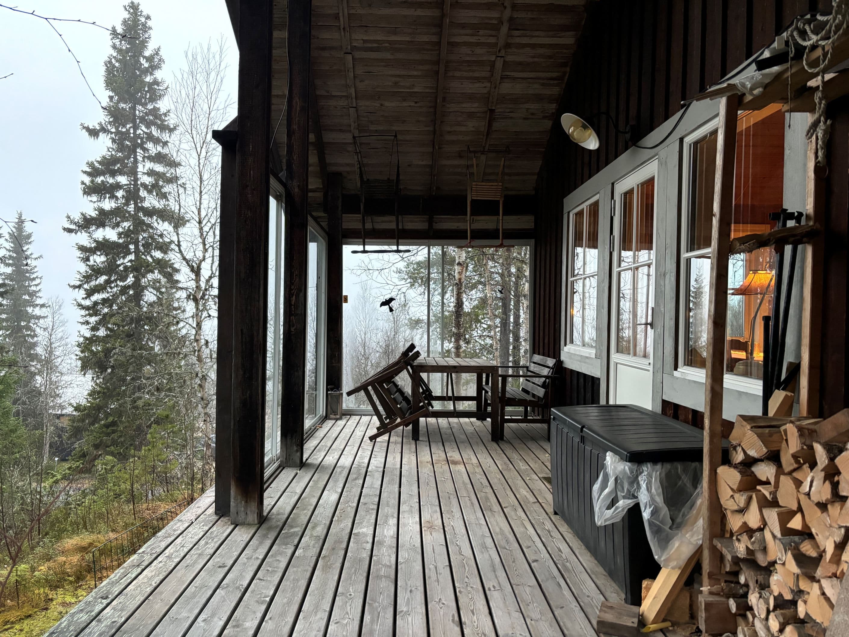 Veranda under tak och delvis inglasad