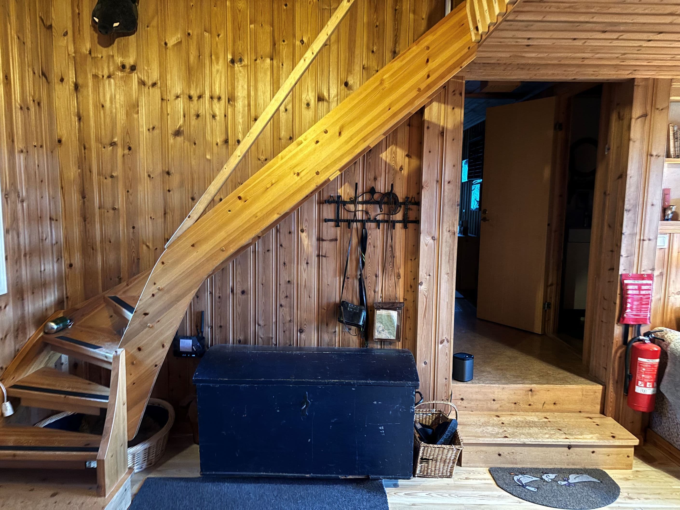Mindre allrum med korridor mot toalett, duschrum, sovrum 3 och 4 samt kök och badrum