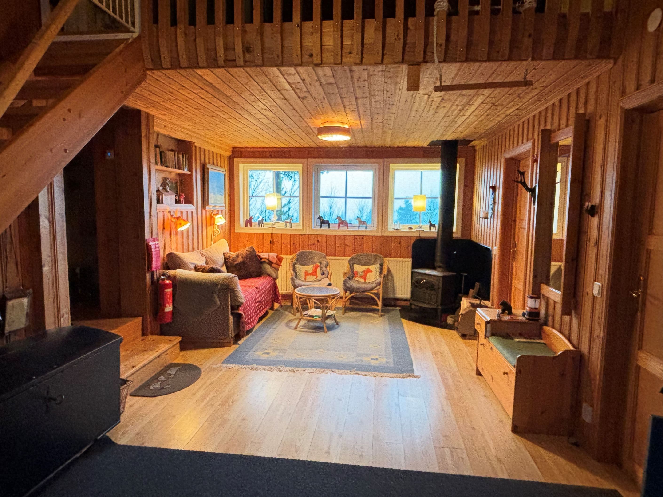 Mindre allrum direkt vid entrén med sovrum 1 och 2 t.h i bild