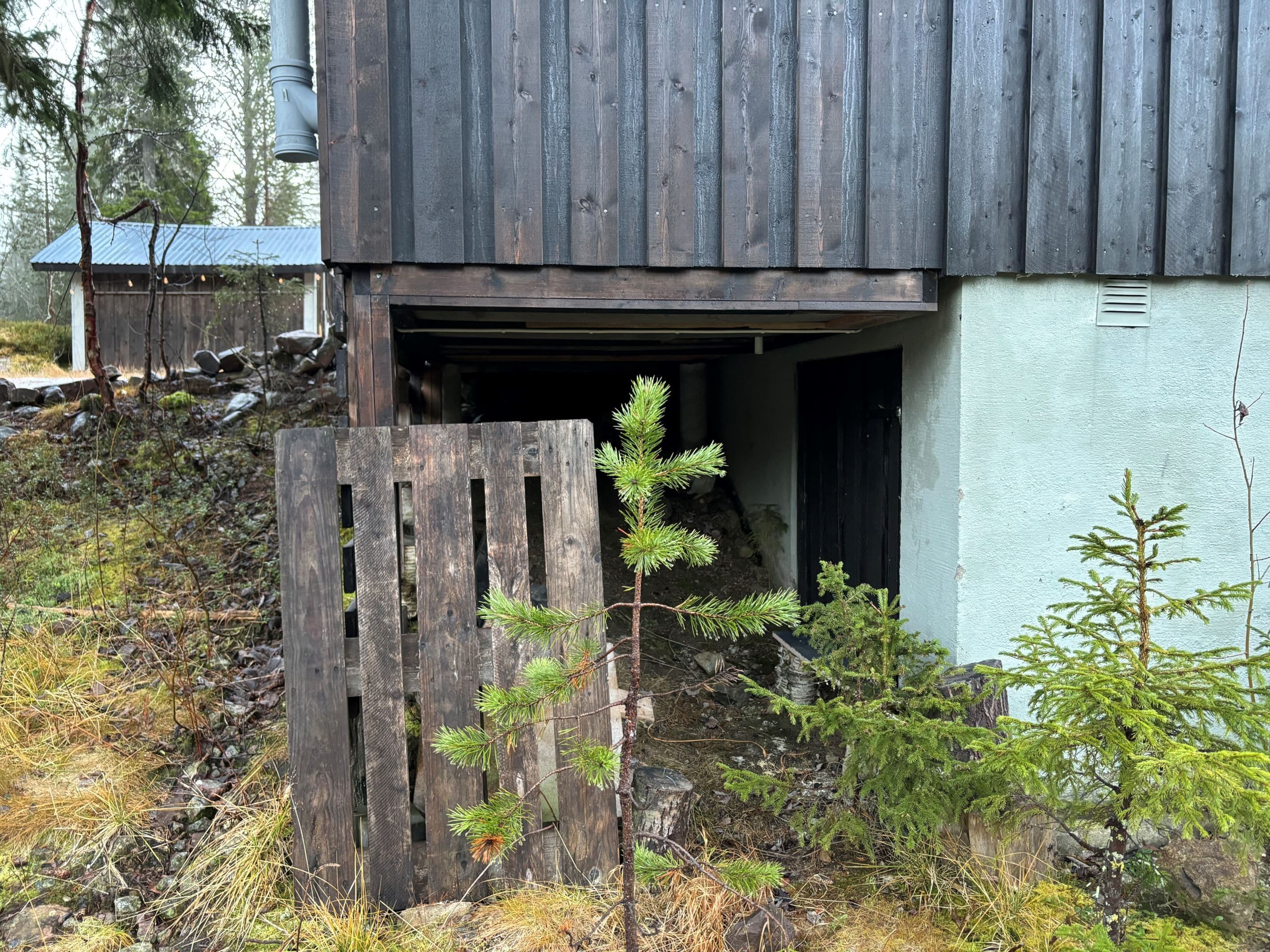 Utrymme med dörr till grunden
