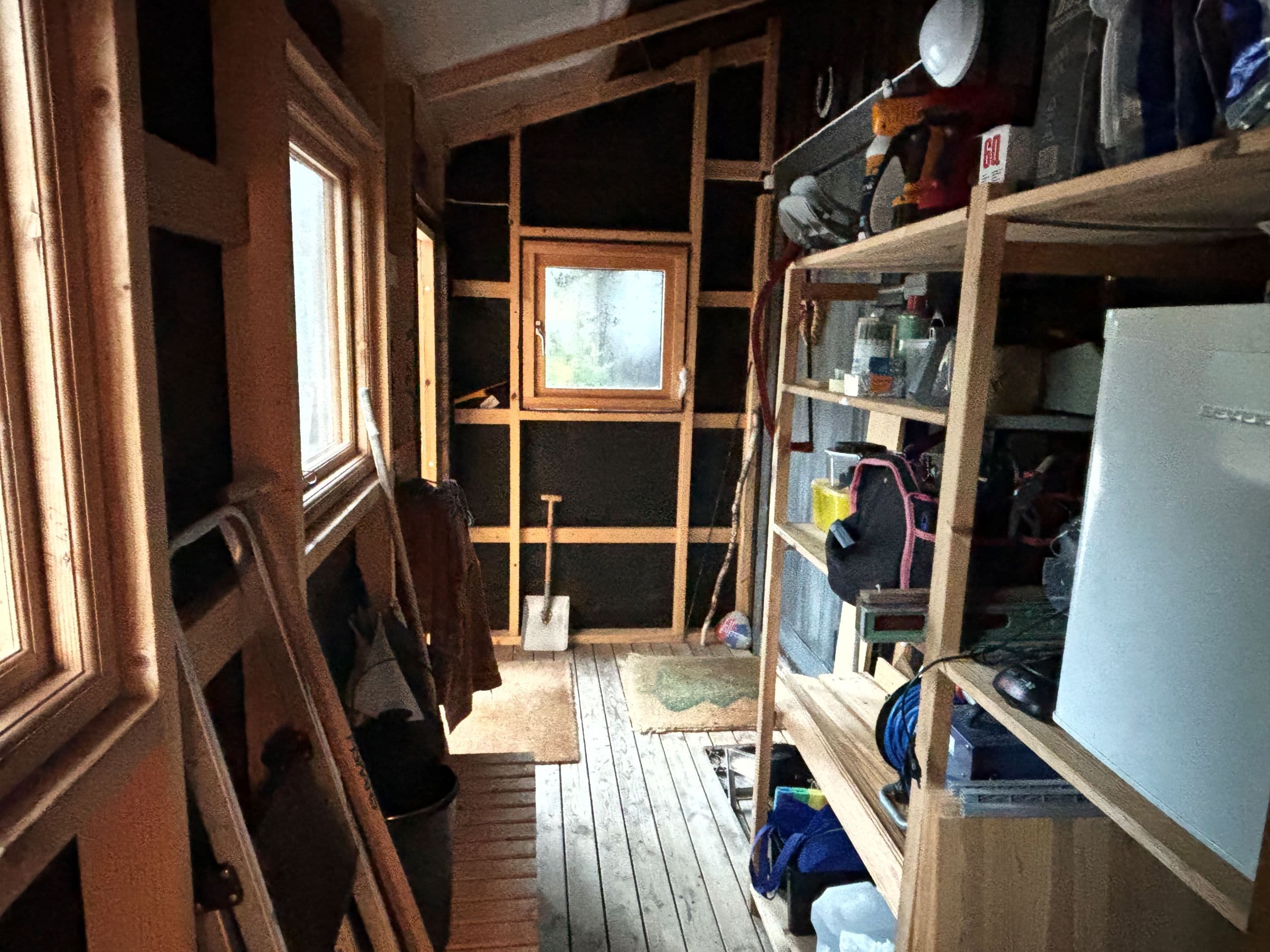 Förråd sett från toaletten mot entrén