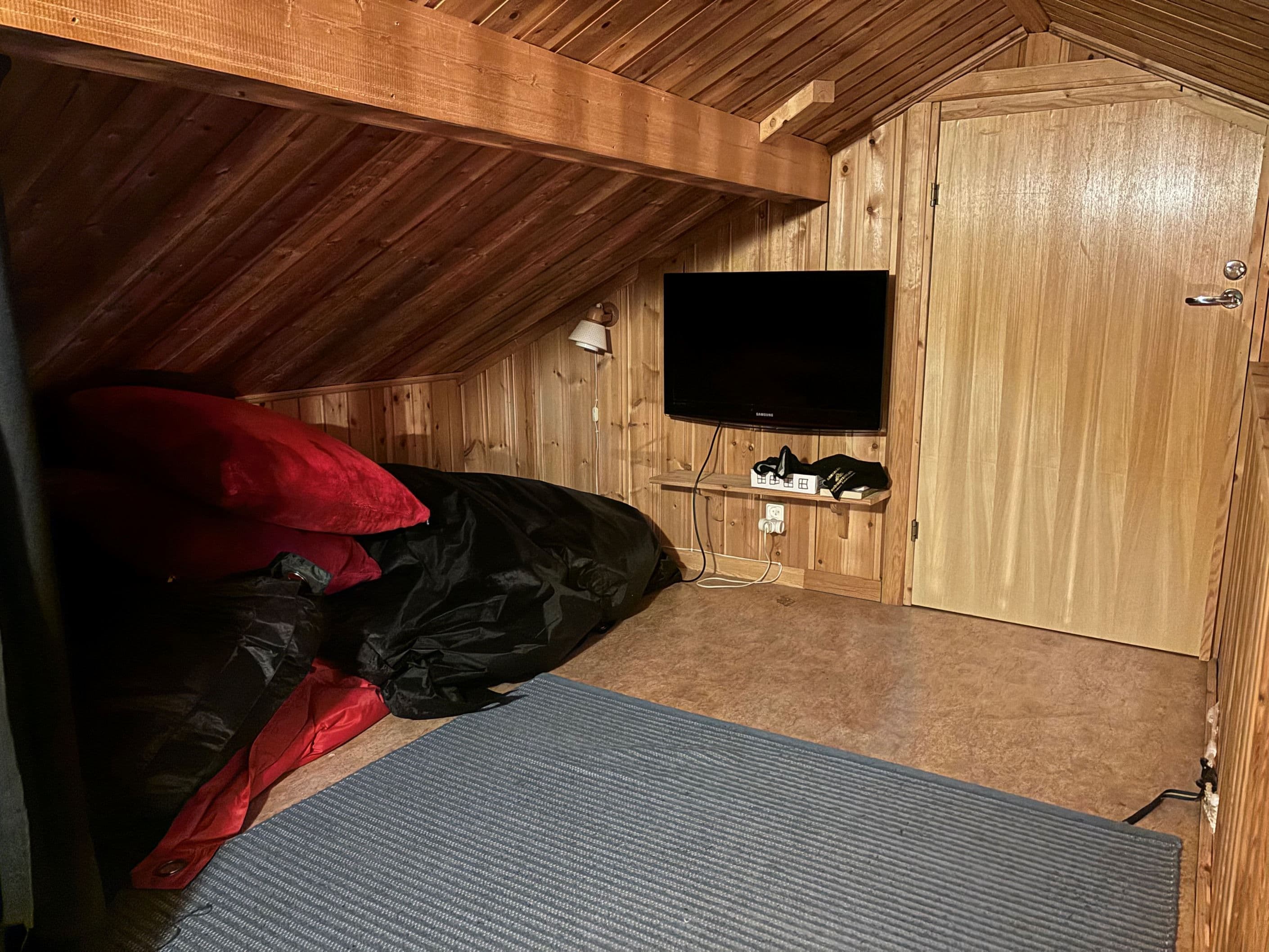 Utrymme med TV ovanför trappen på loftet