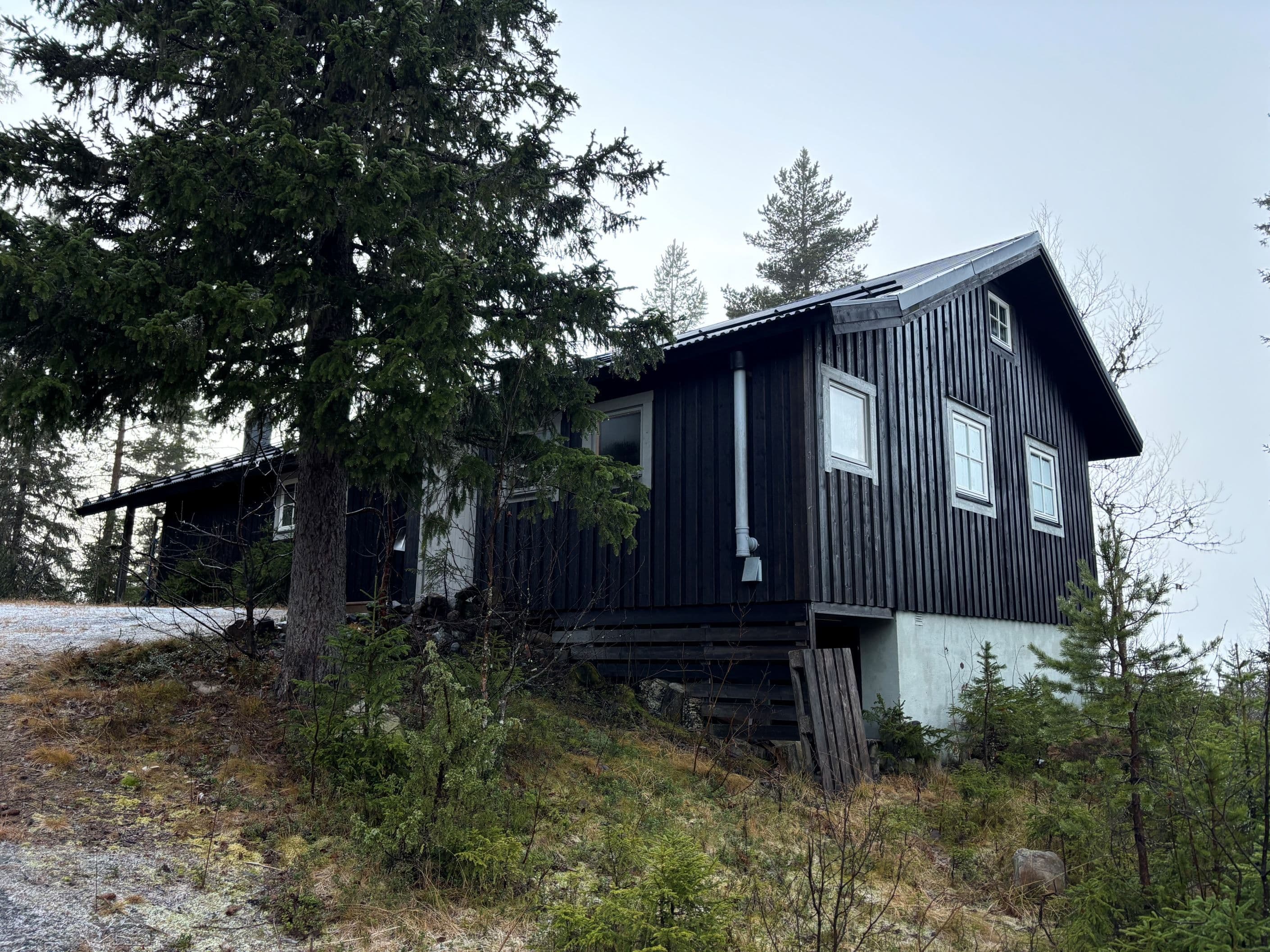 Huset sett från uppfarten