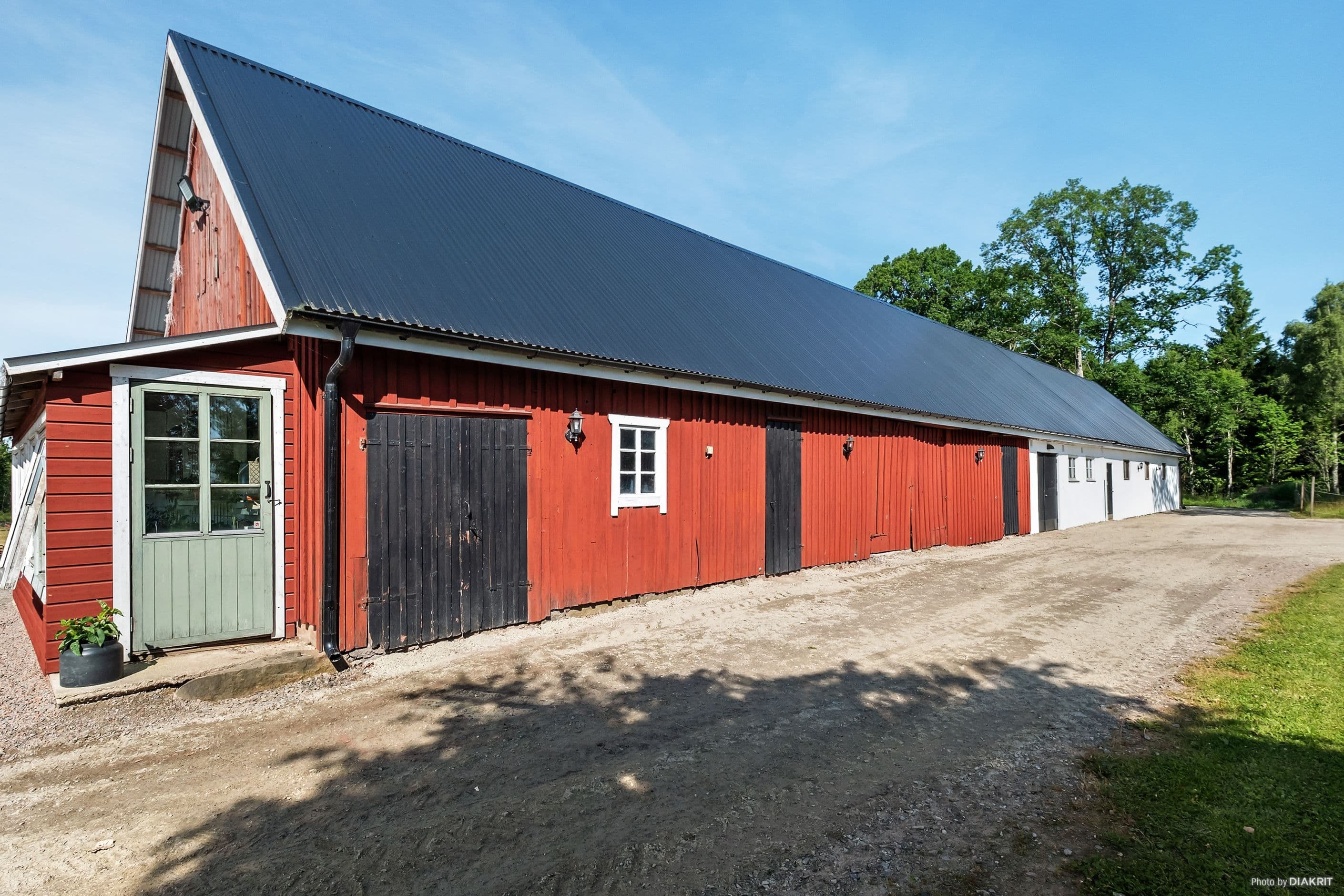 Ladugård med tillbyggd verkstadsdel