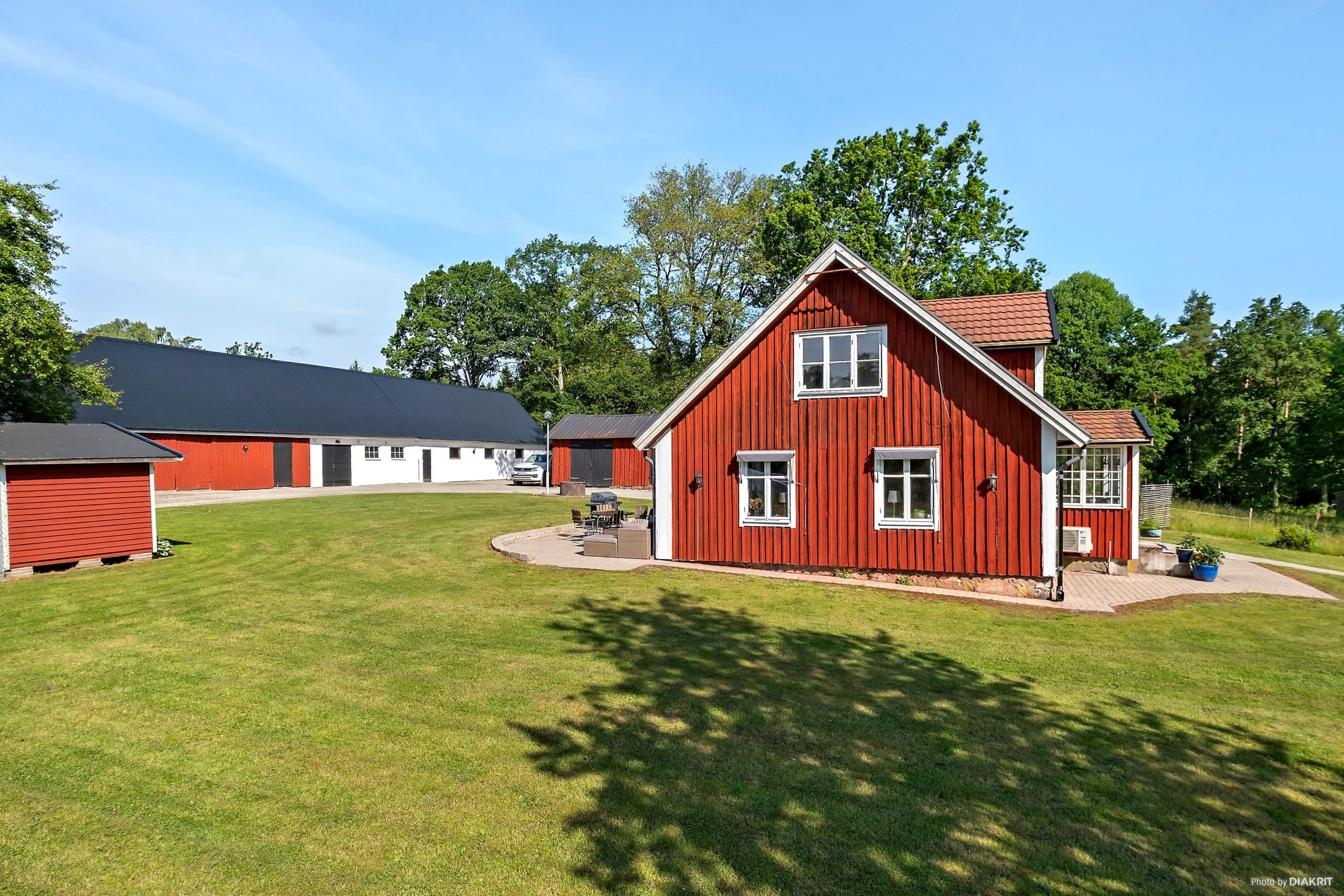 Välskött trädgård och gårdsplan
