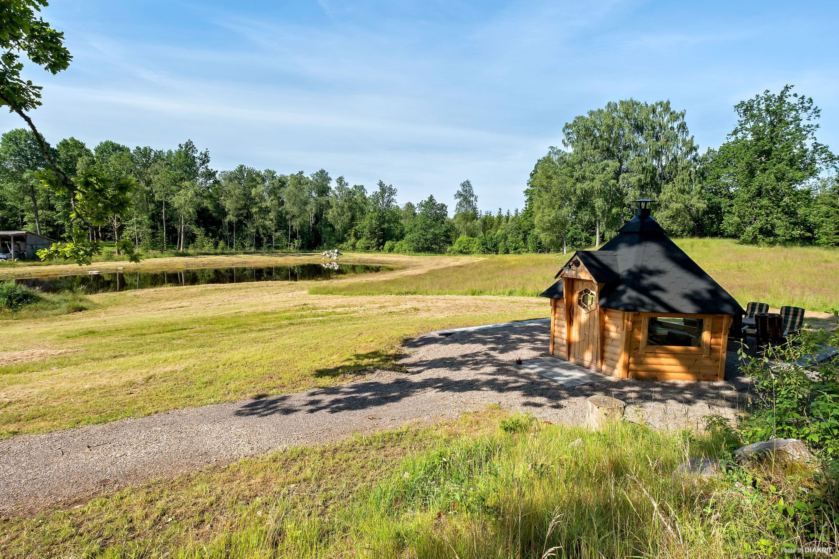 Mysig grillkåta vid dammen