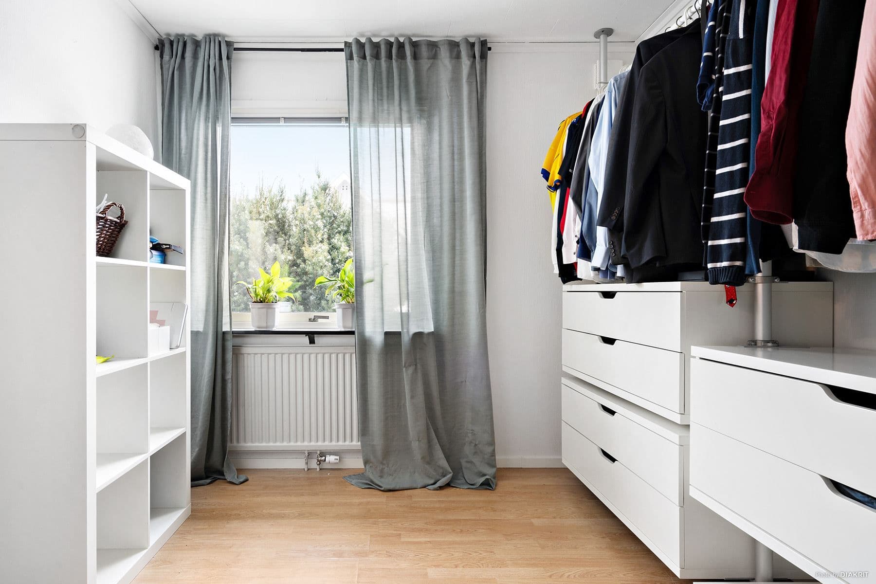 Sovrum, används idag som walk in closet