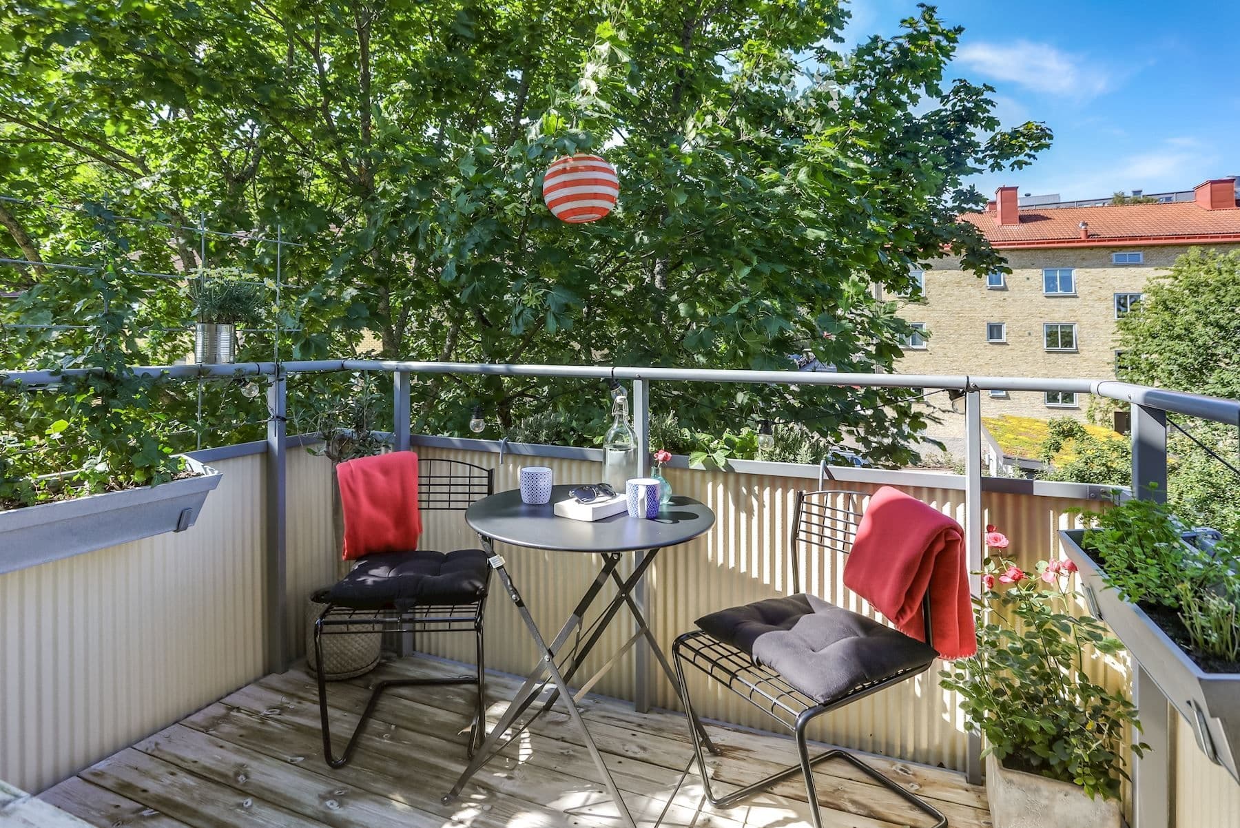 Stor soldränkt balkong i västerläge