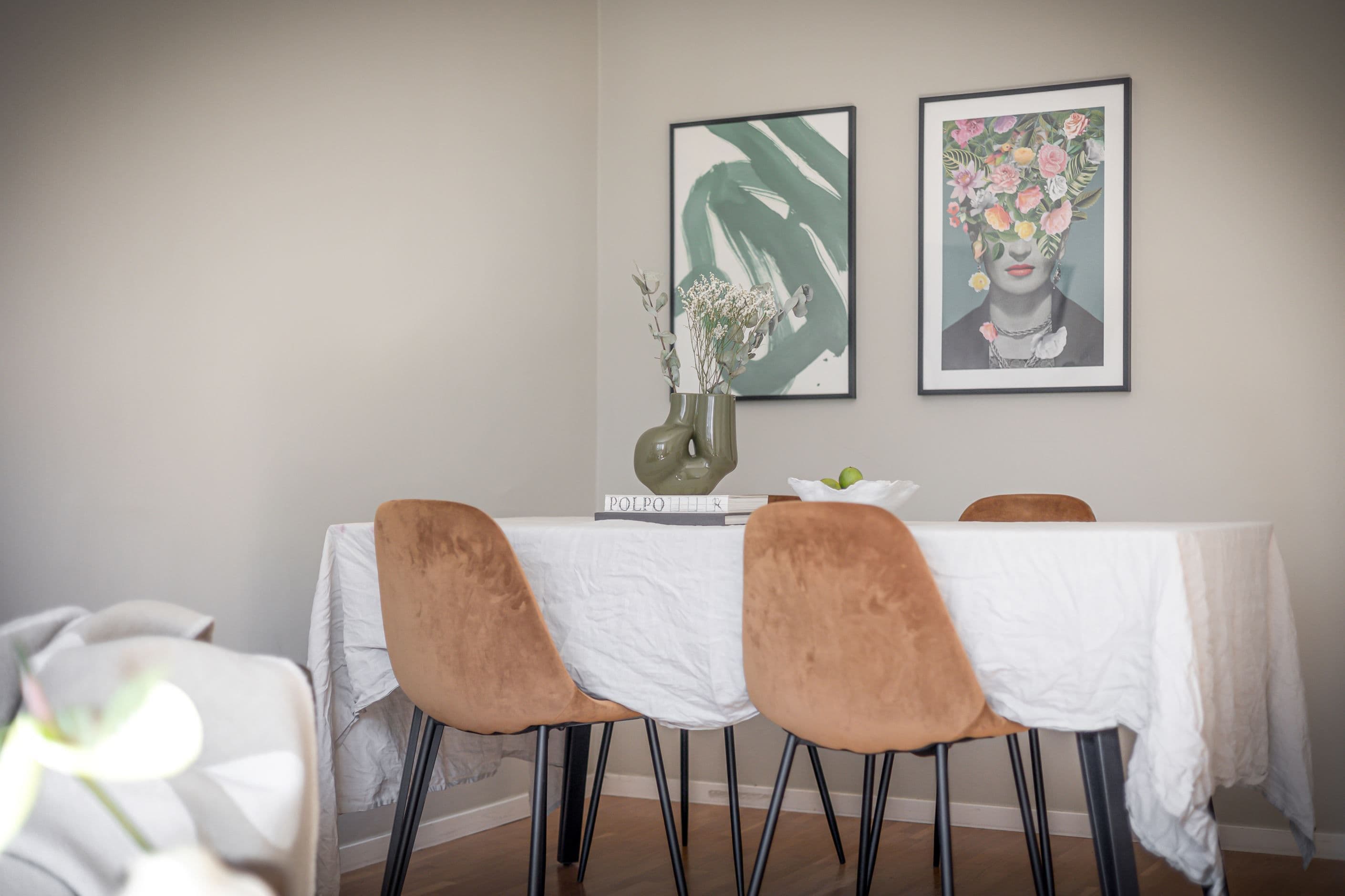Plats för matsalsbord i vardagsrummet