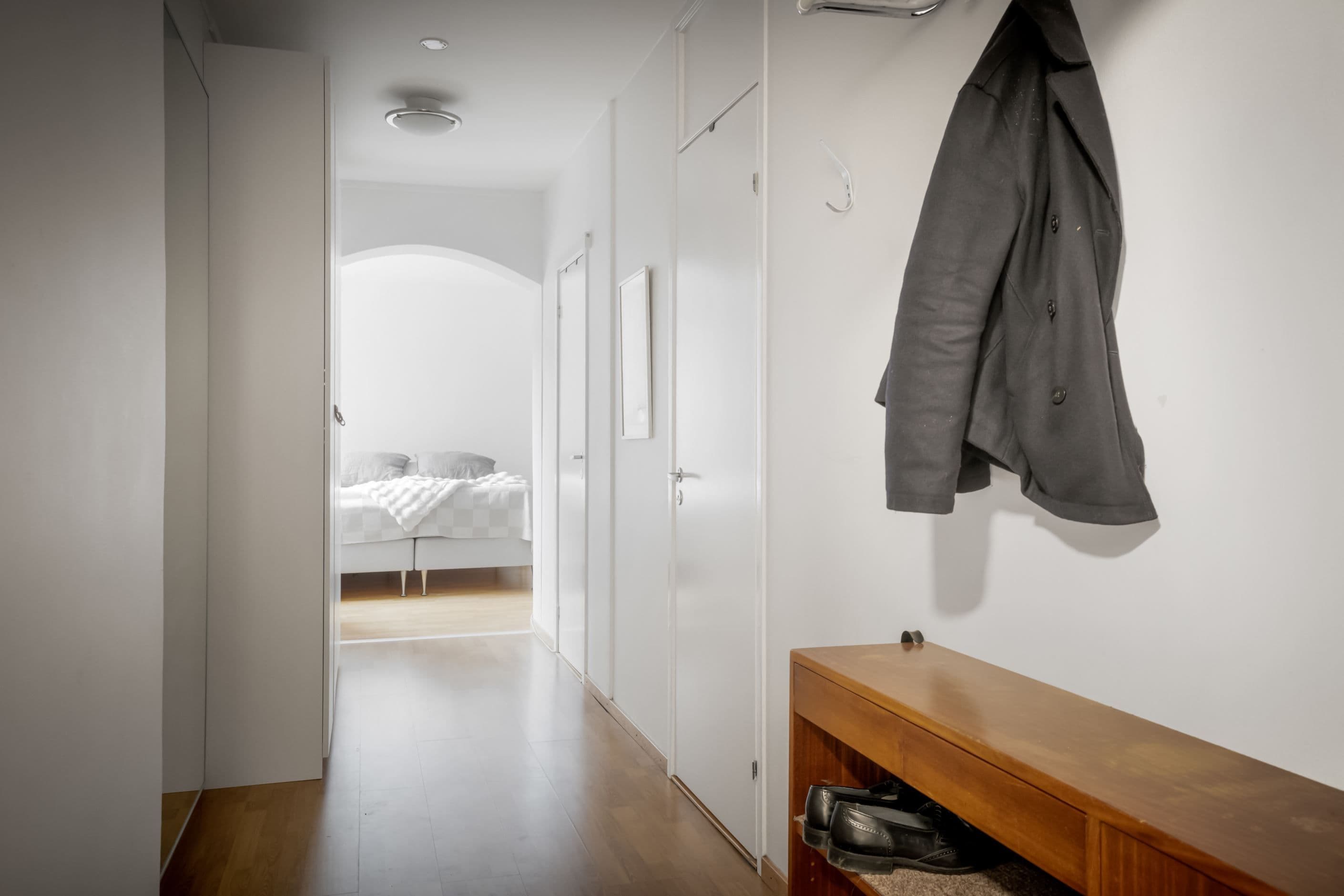 Hall med rejäl klädkammare