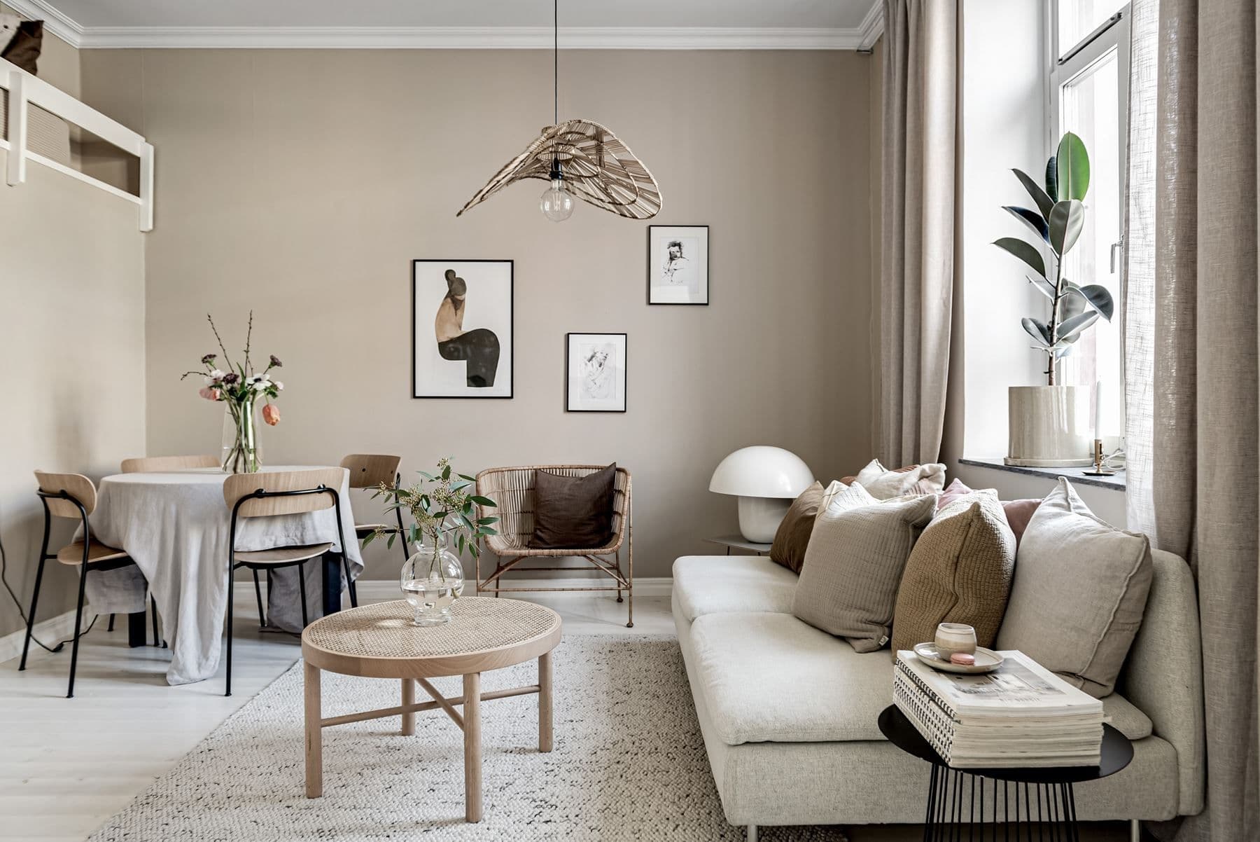 Med plats för både soffgrupp och matplats