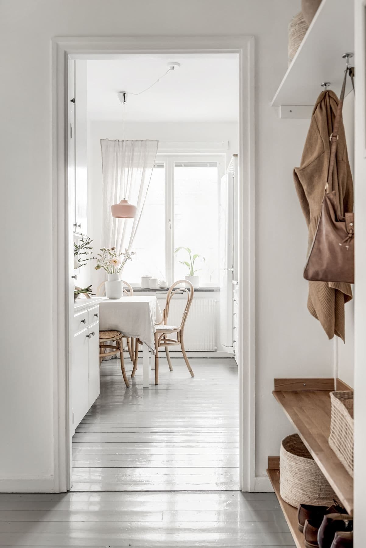 Vackert plankgolv går igenom hall och kök