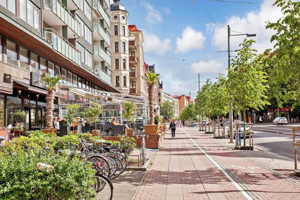 Linnégatan i sommarskrud