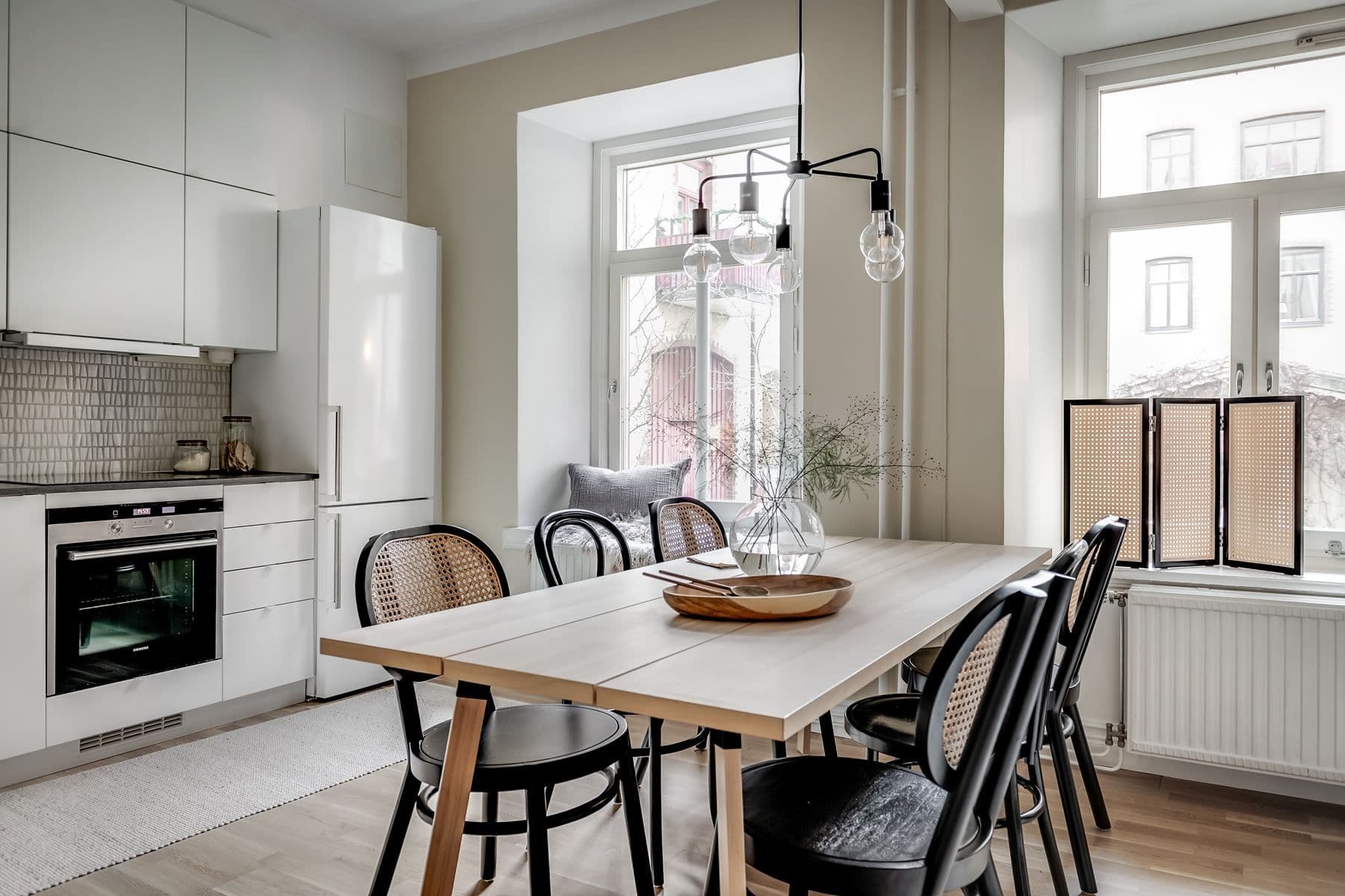 Ett stort matbord finner sin plats här