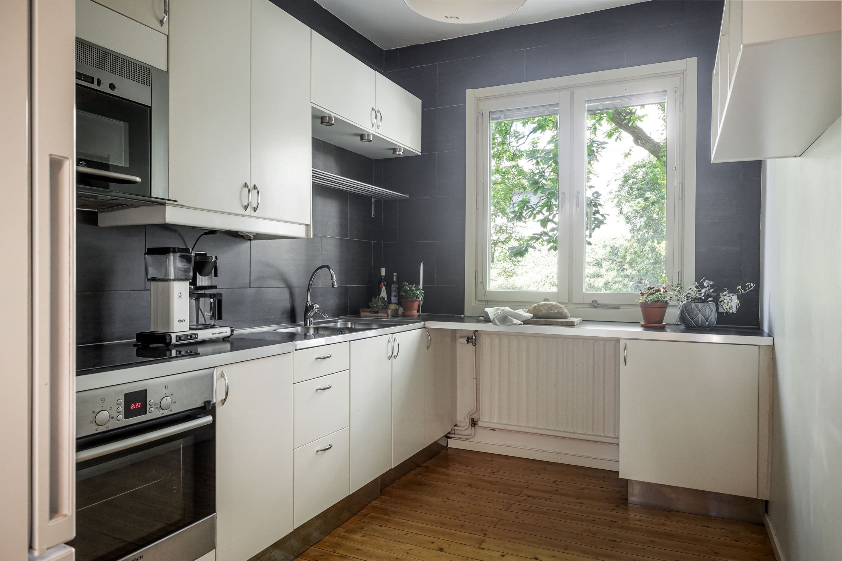 Rymligt kök med gott om förvaring och plats för matbord