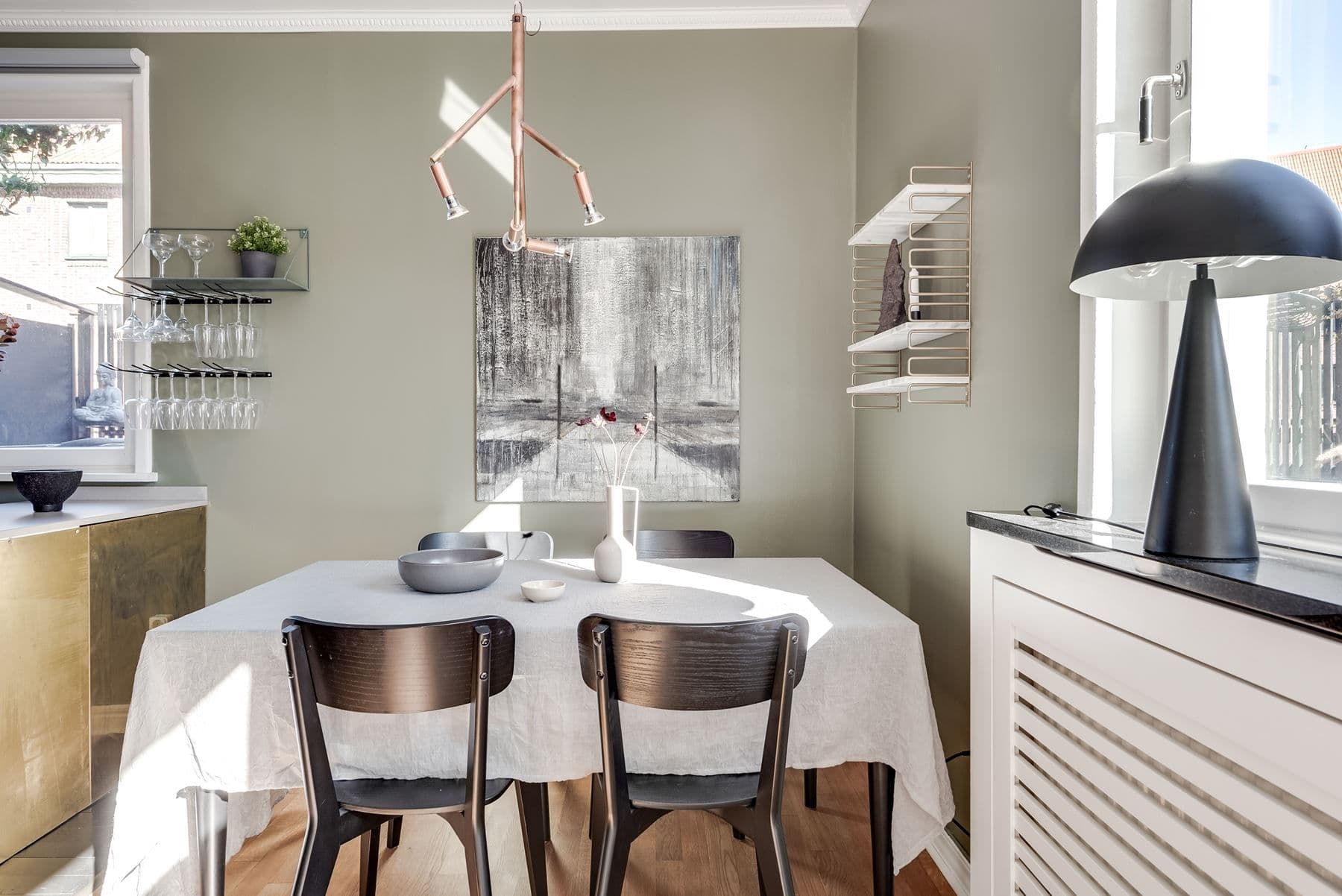 Naturlig matplats mellan kök och vardagsrummet