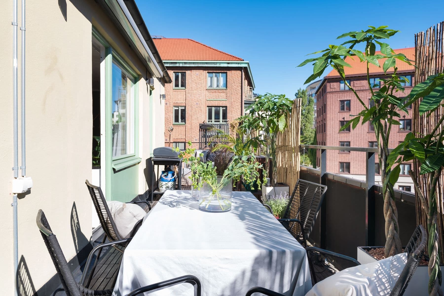 Plats för både matgrupp, loungedel och runt hörnet gömmer sig..
