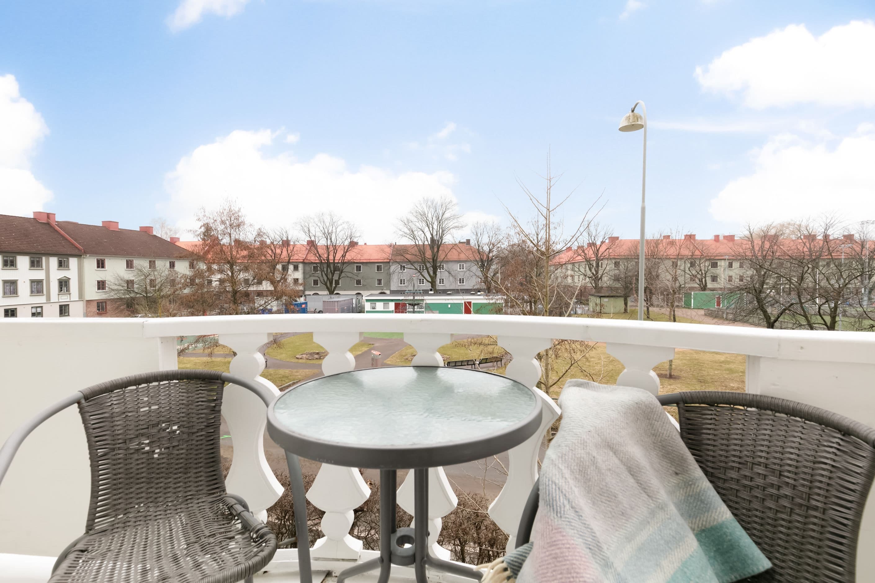 Balkongen blir som ett extra rum med utmärkt solläge och fritt läge