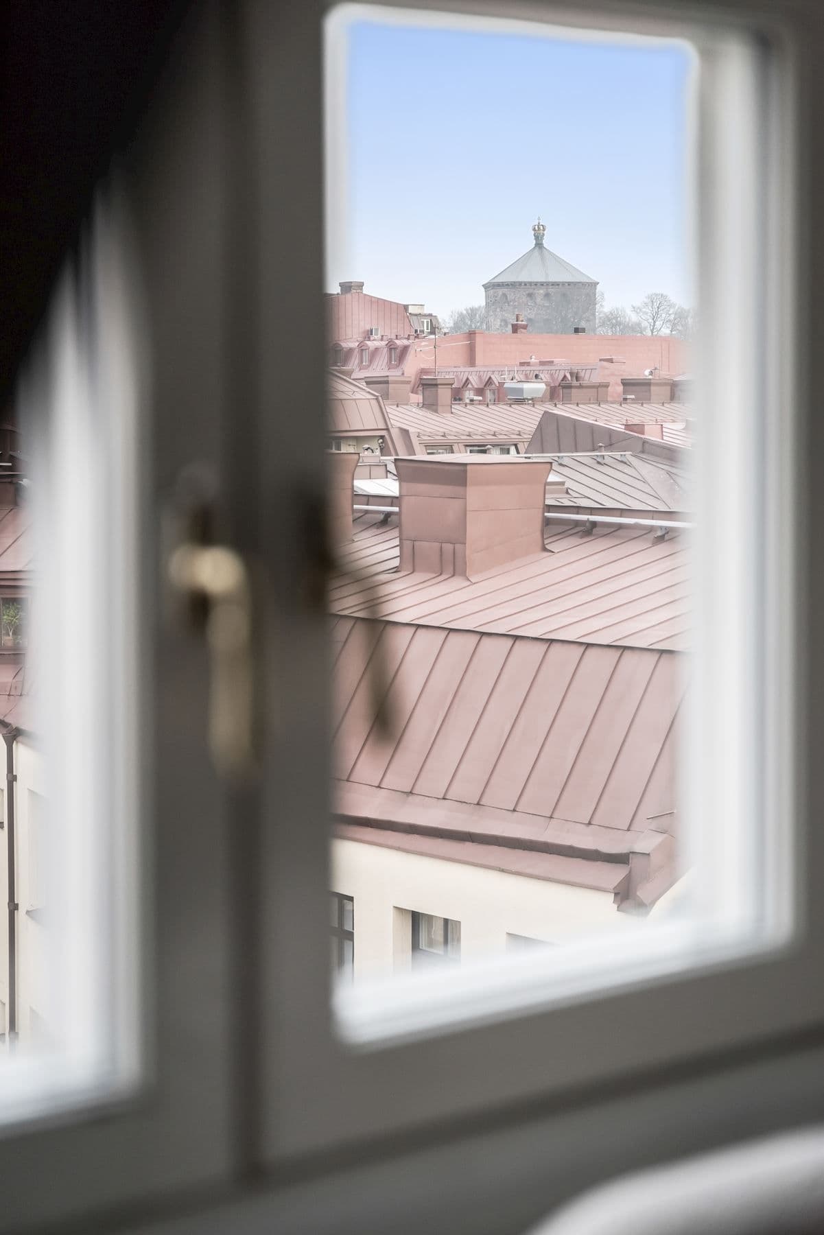 Takåsar som närmsta granne med Skansen krona som vakar över Linnéstaden