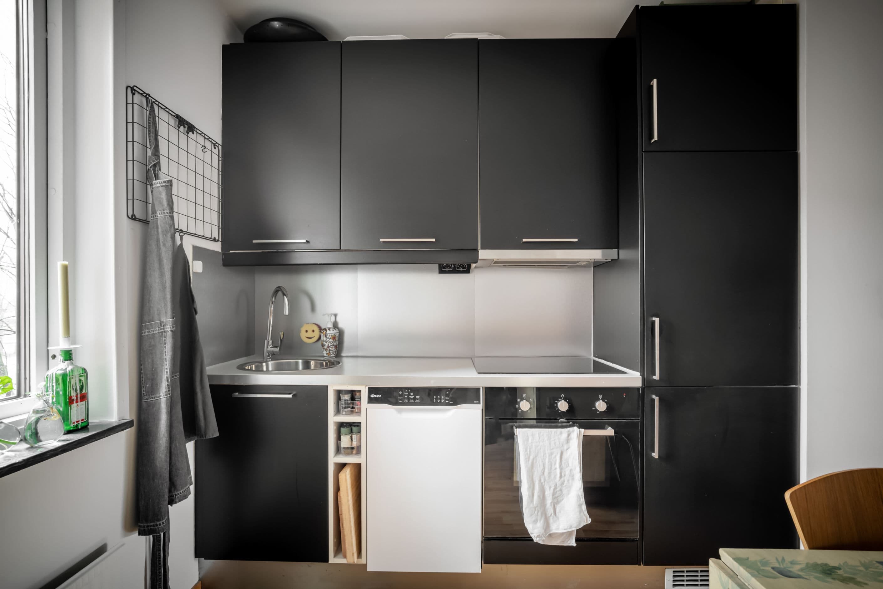 Väldisponerat kök med induktionshäll och diskmaskin
