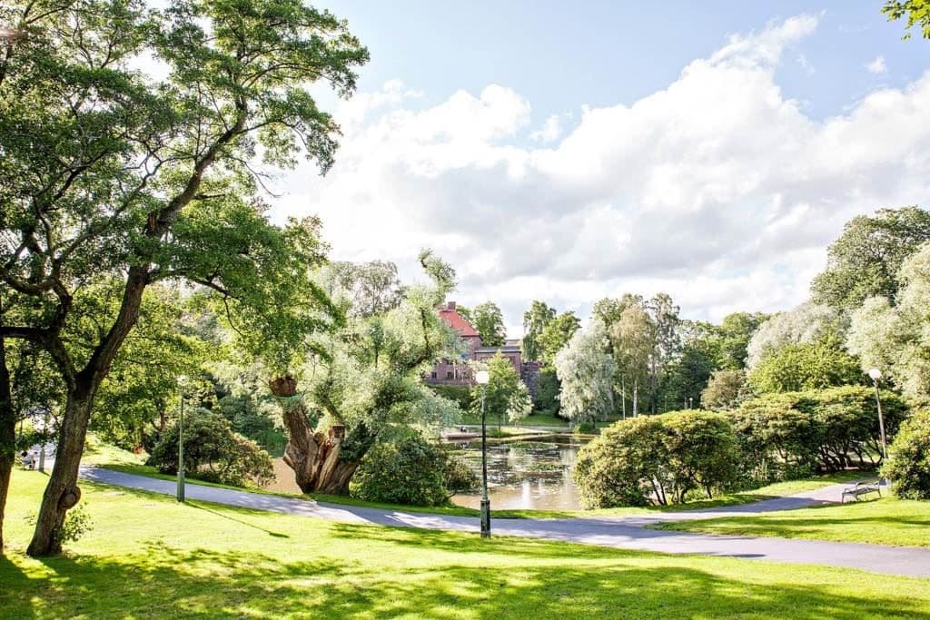 En kort promenad från bostaden tar dig till vackra Näckrosdammen!