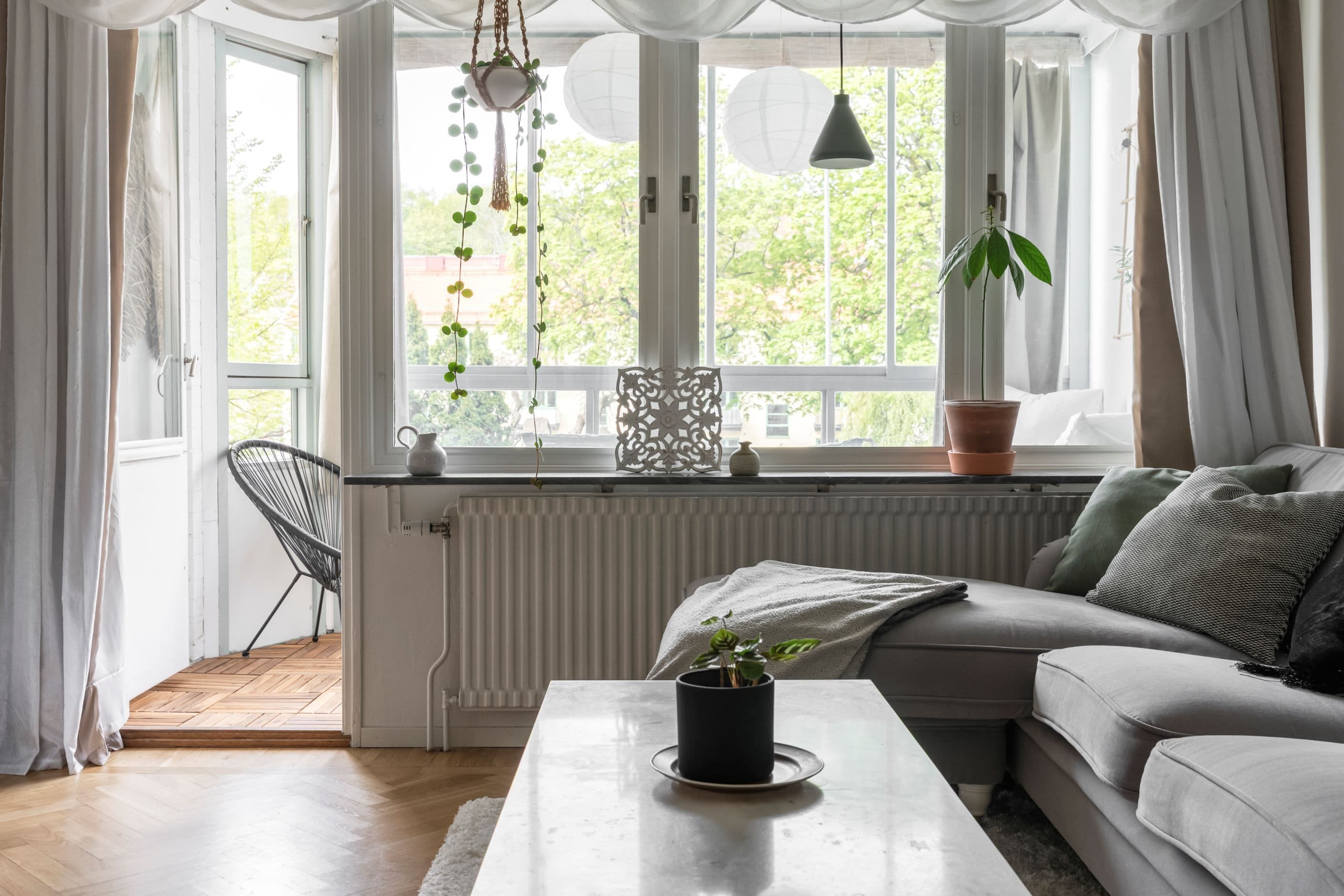 Stort fönsterparti ger ett härligt ljus