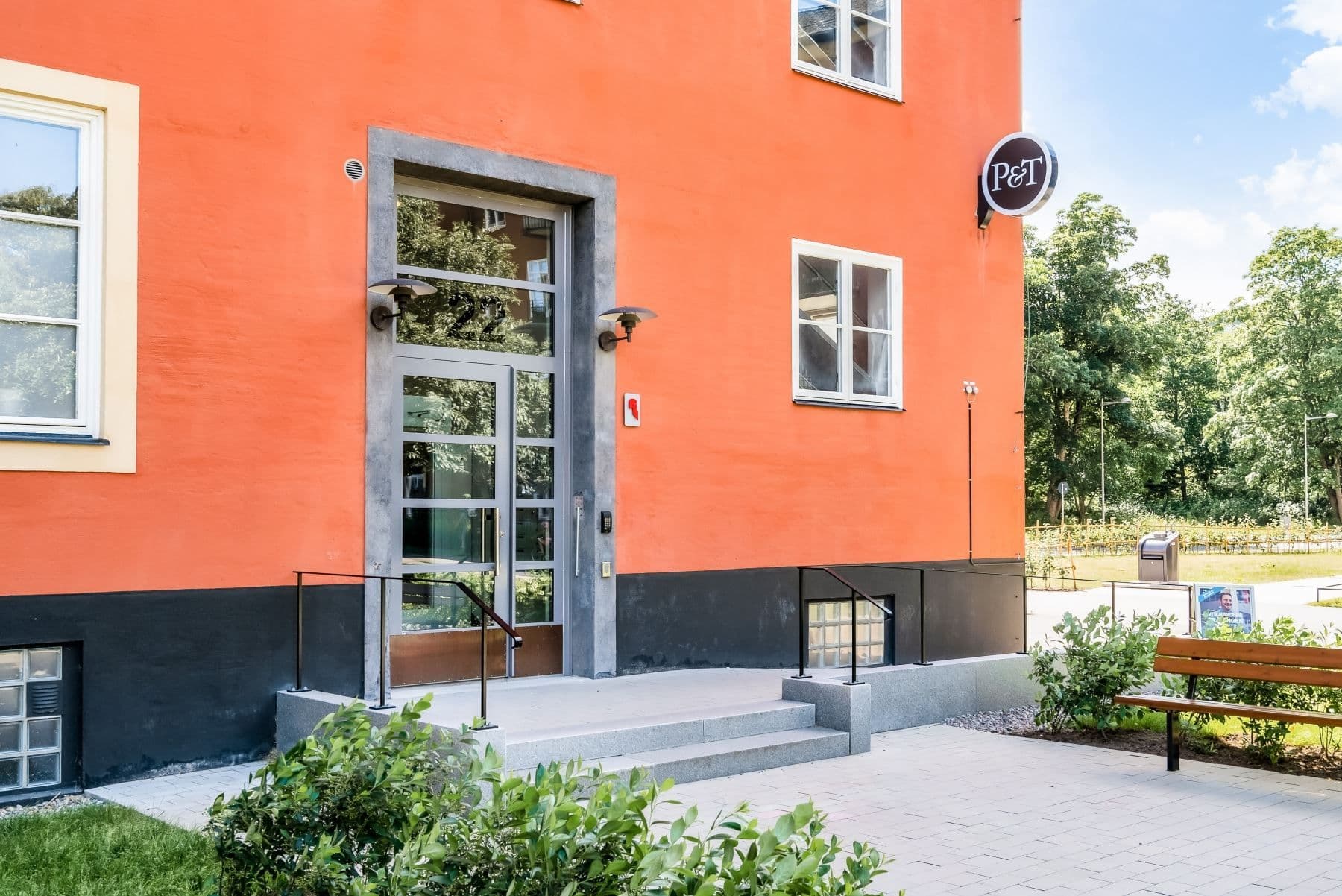 Entrén till huset. Med gym i fastigheten