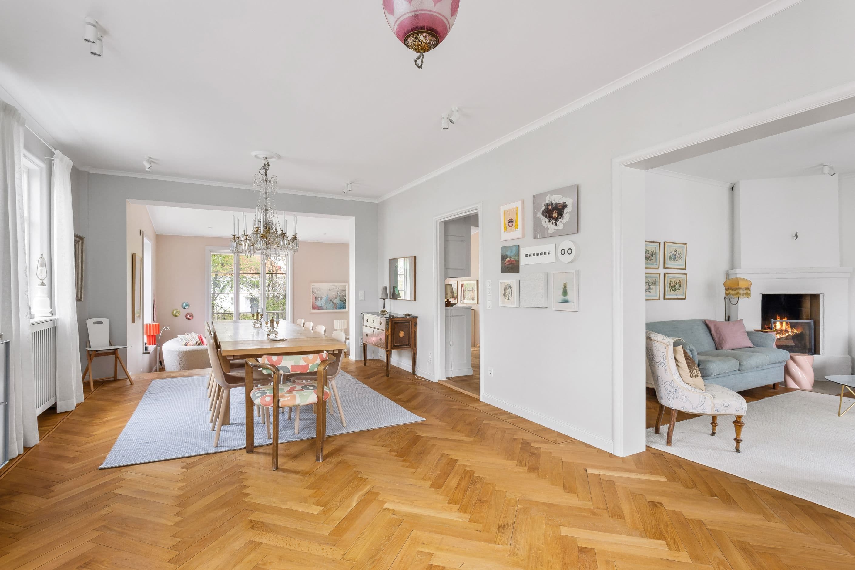 Matsalsdel med plats för många runt bordet