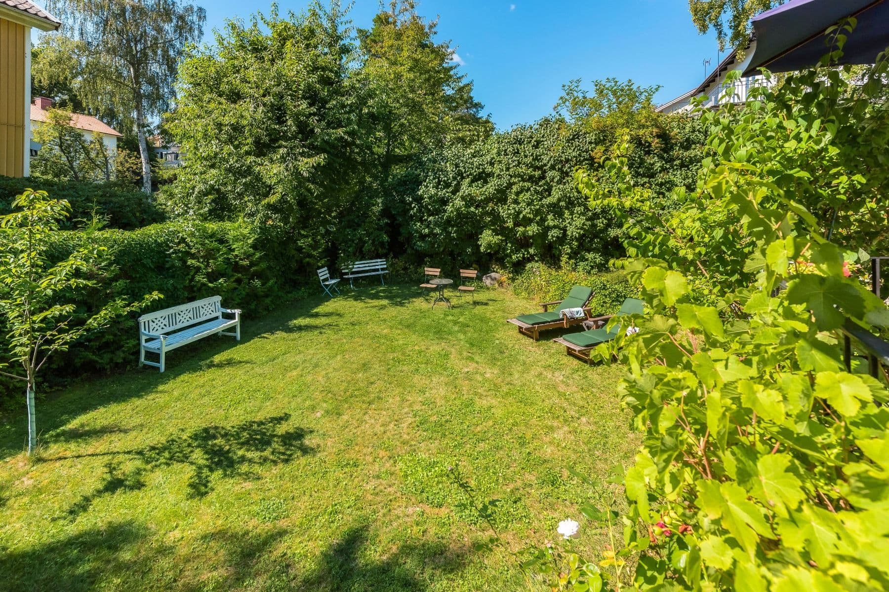 Barnvänlig tomt omgärdad av grönska