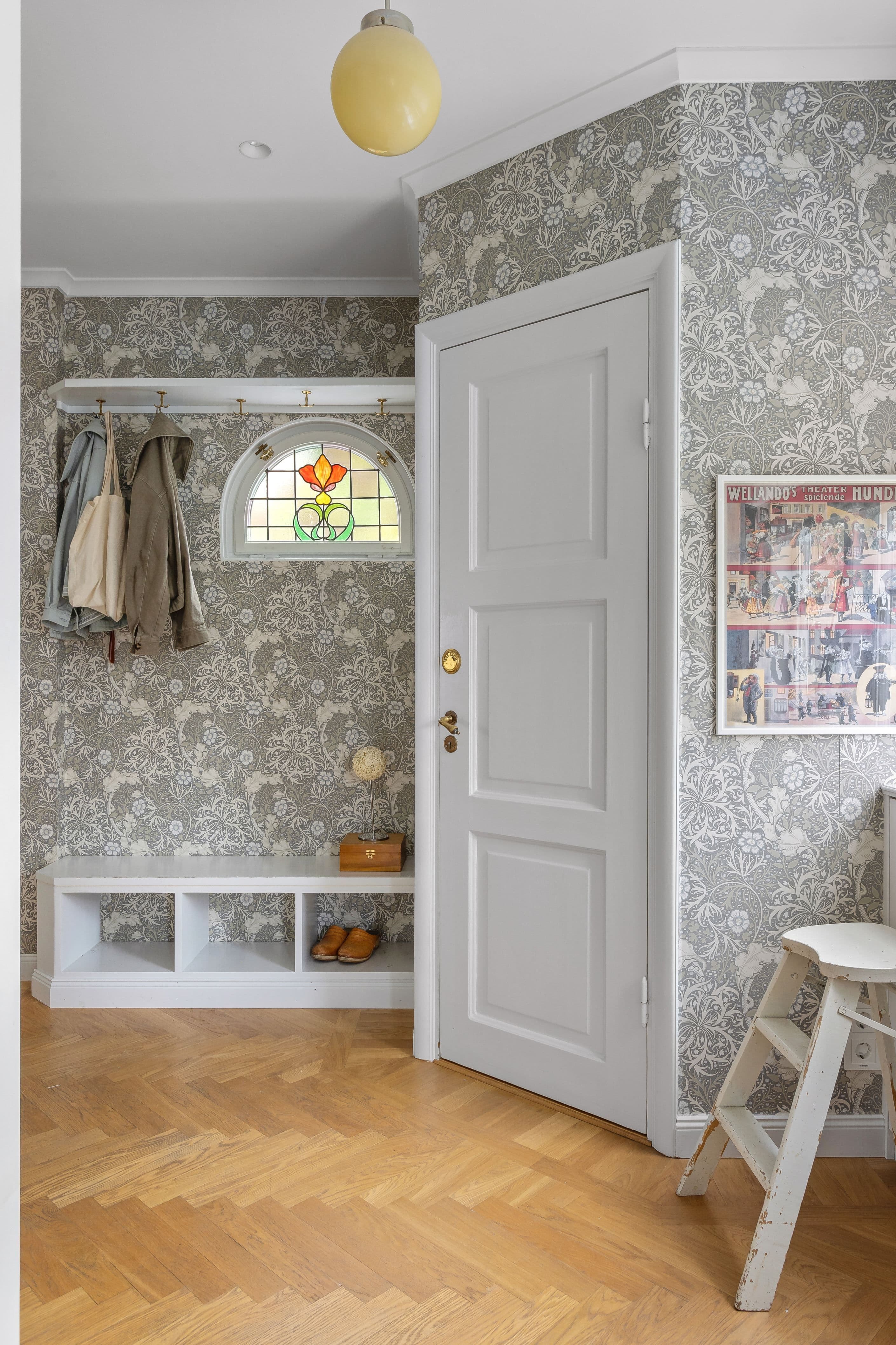 Blyinfattat fönster i entréhall, en vacker detalj