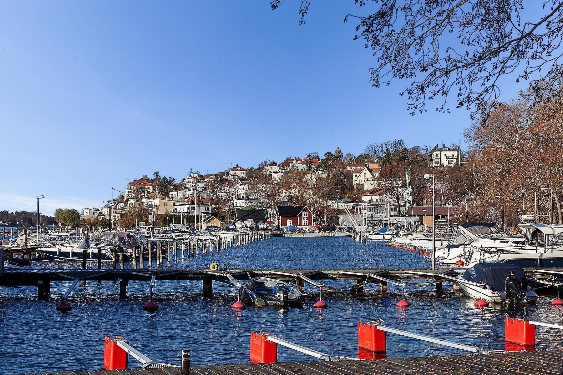Ålstensmacken med sommarrestaurangen "Bryggan"