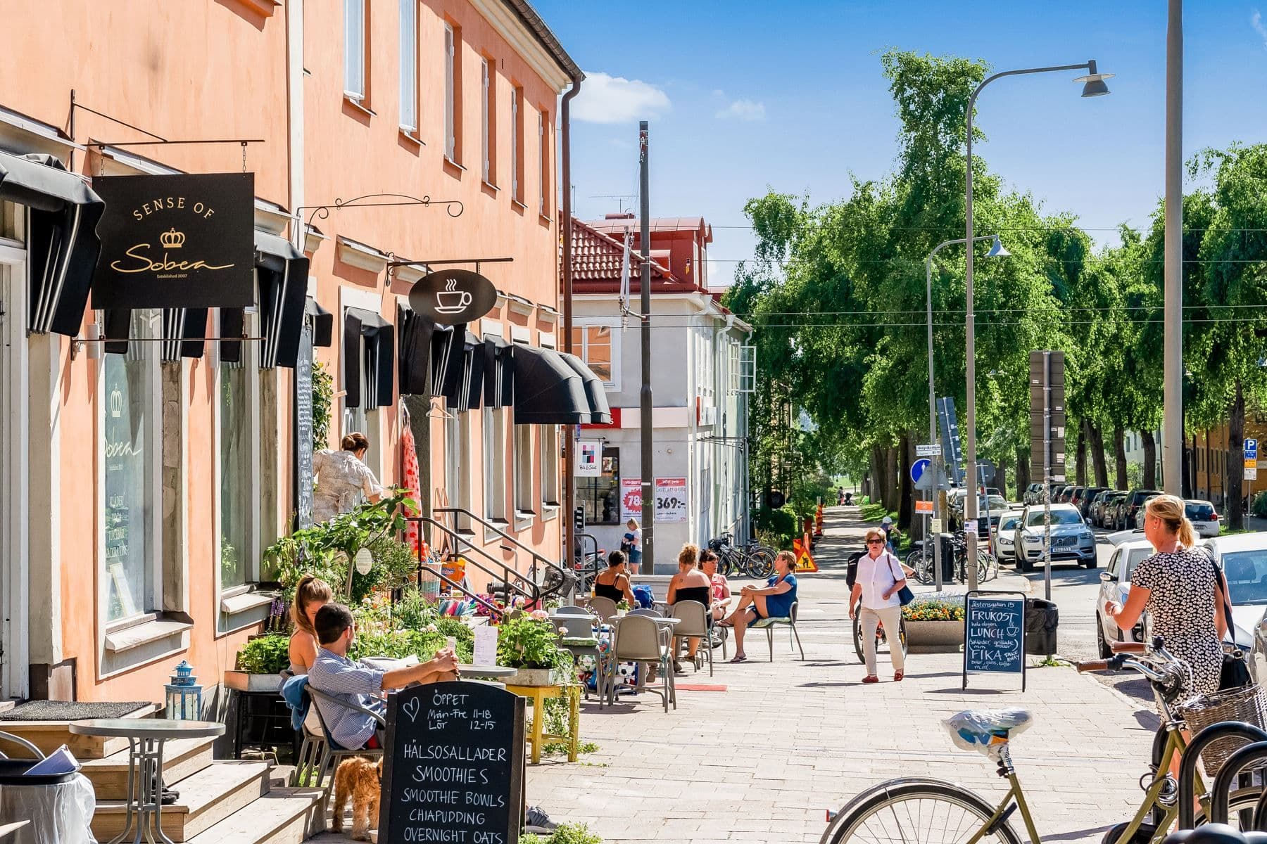 Trevliga Ålstensgatan med allt i serviceväg