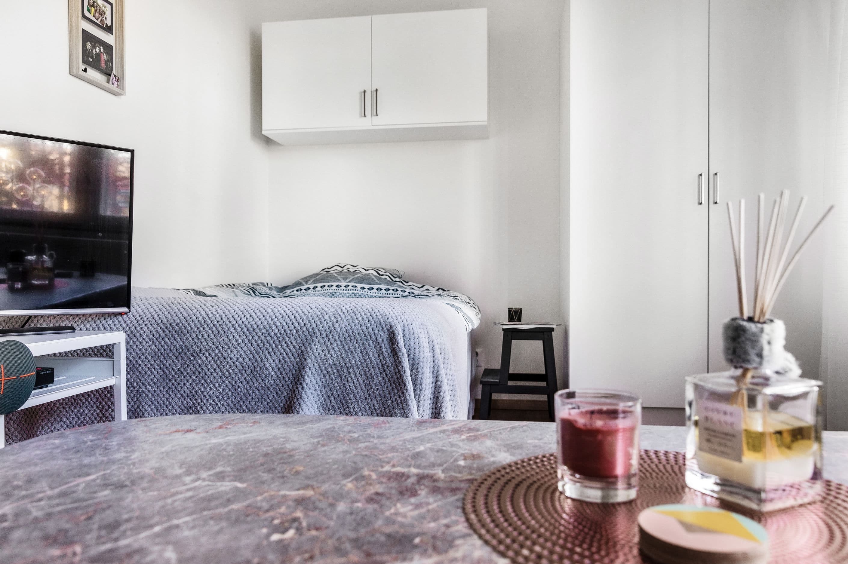 Plats för stor säng i allrummet
