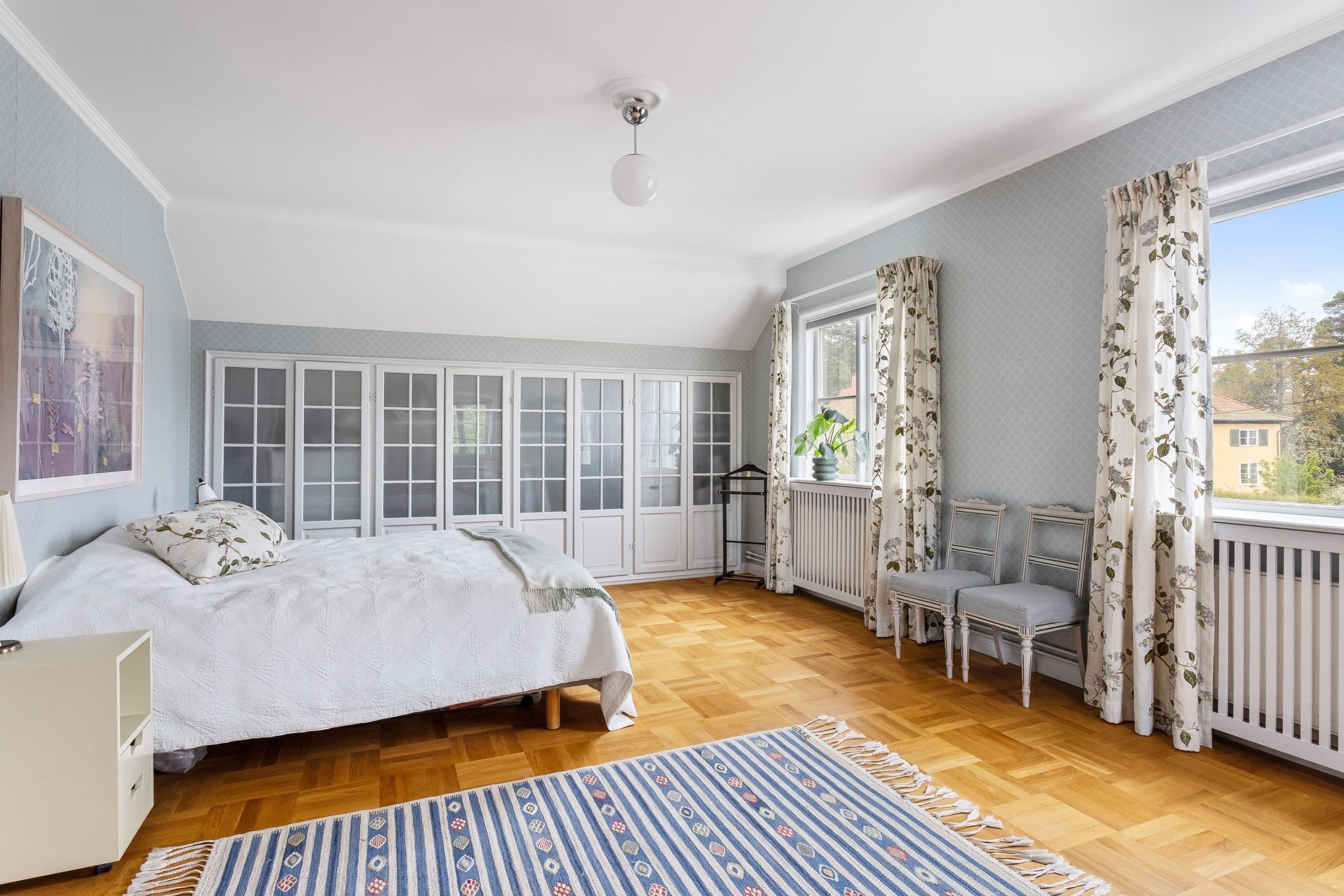 Master bedroom med gott om förvaring och fint ljus