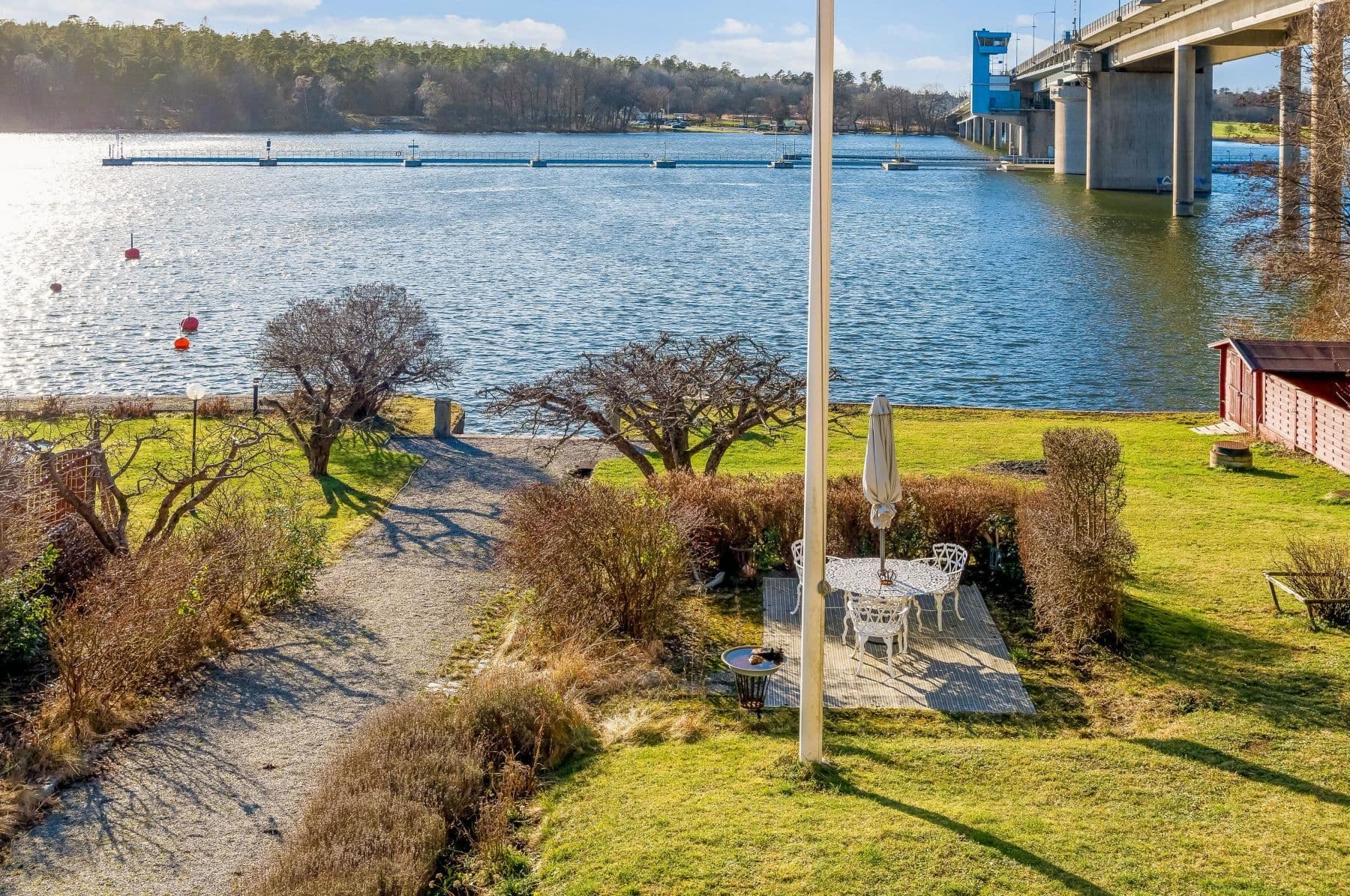Blick ner på uteplatsen och tomt som disponeras av lägenheten