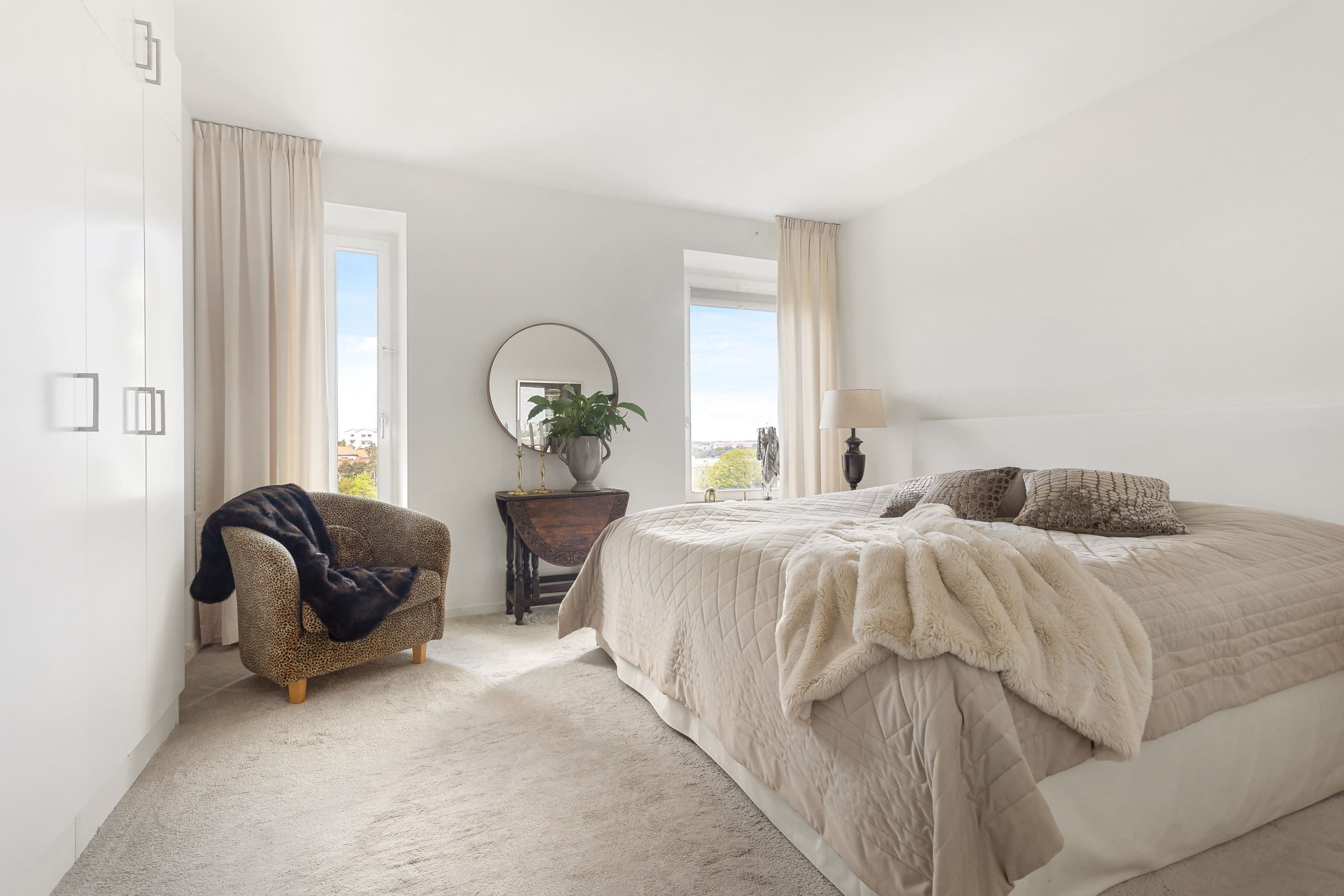 Master bedroom med heltäckande matta