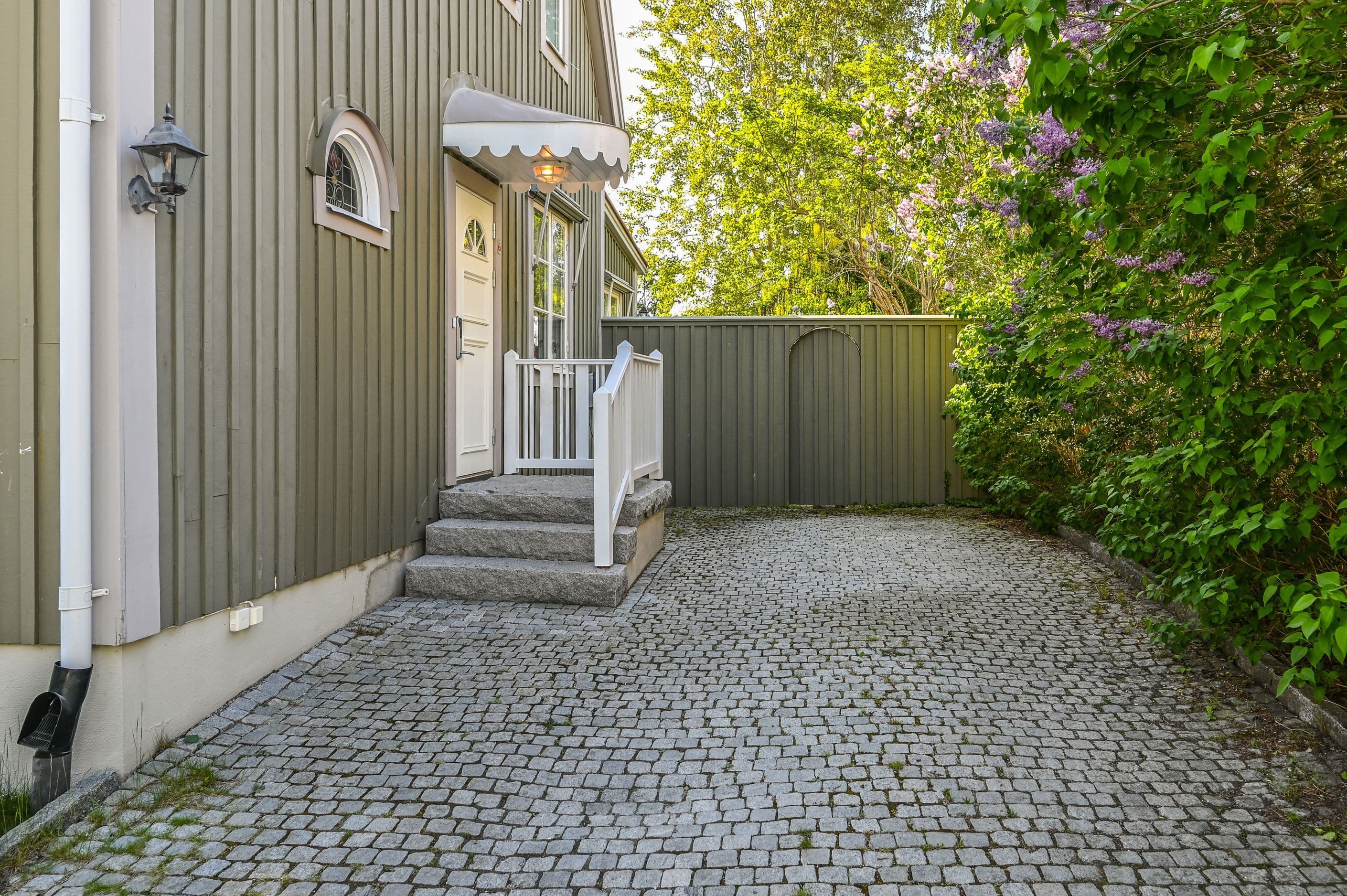 Entré och infart belagd med granit
