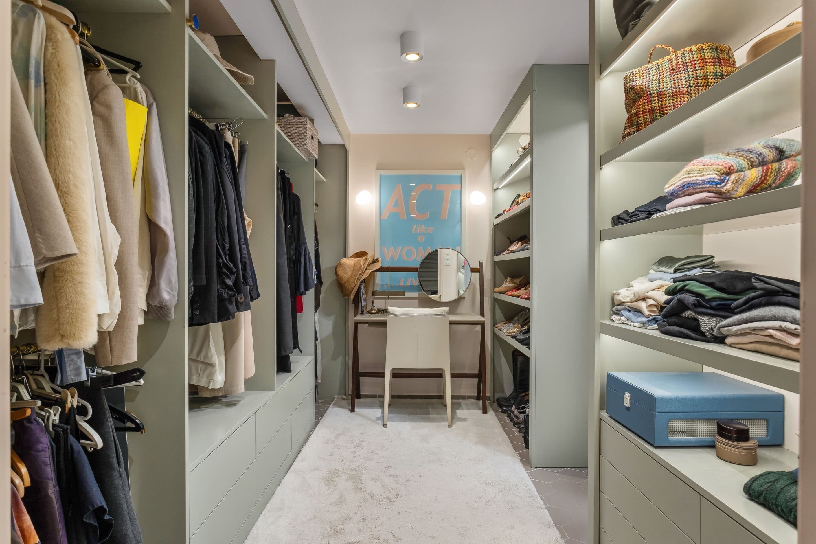 Walk-in-closet i källarplan