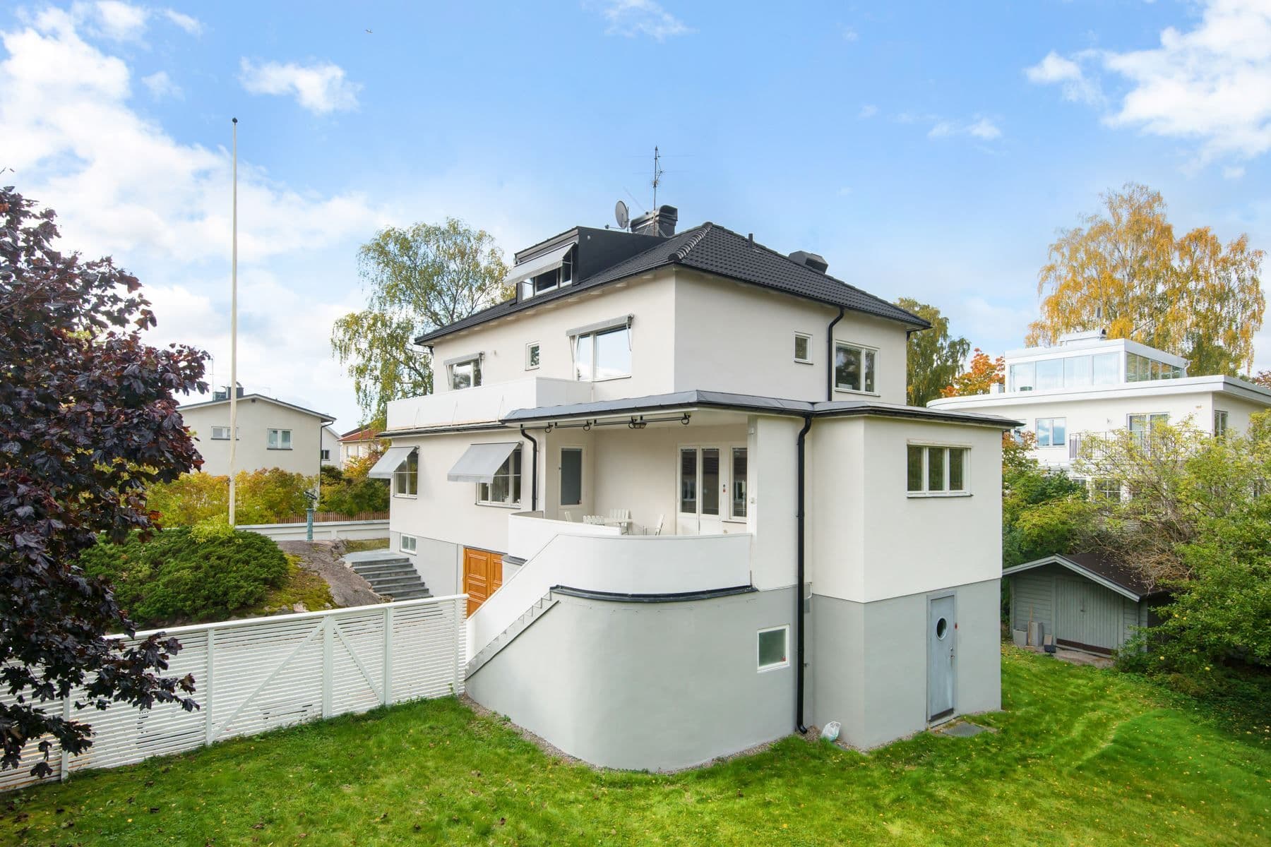 Funkisvilla med skyddad och lättskött tomt